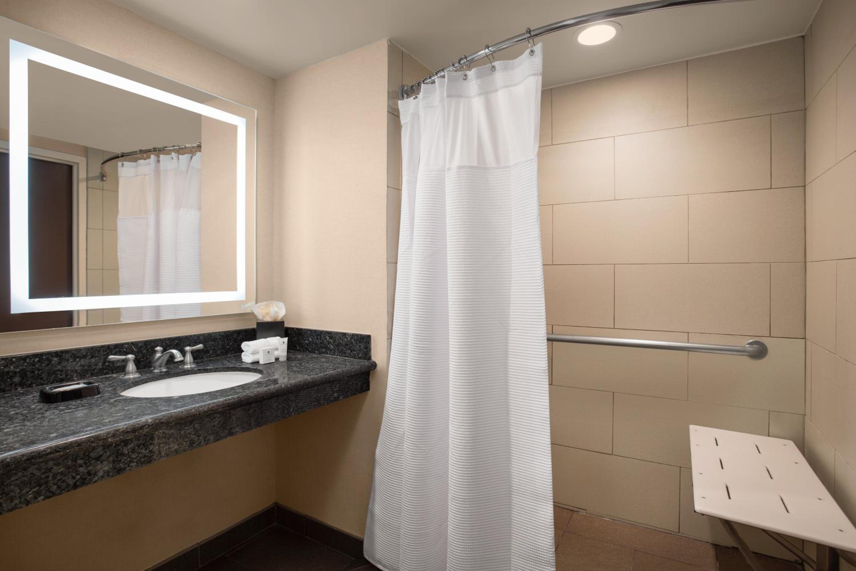 King Room - Hearing Accessible/Non-Smoking  - Photo 2