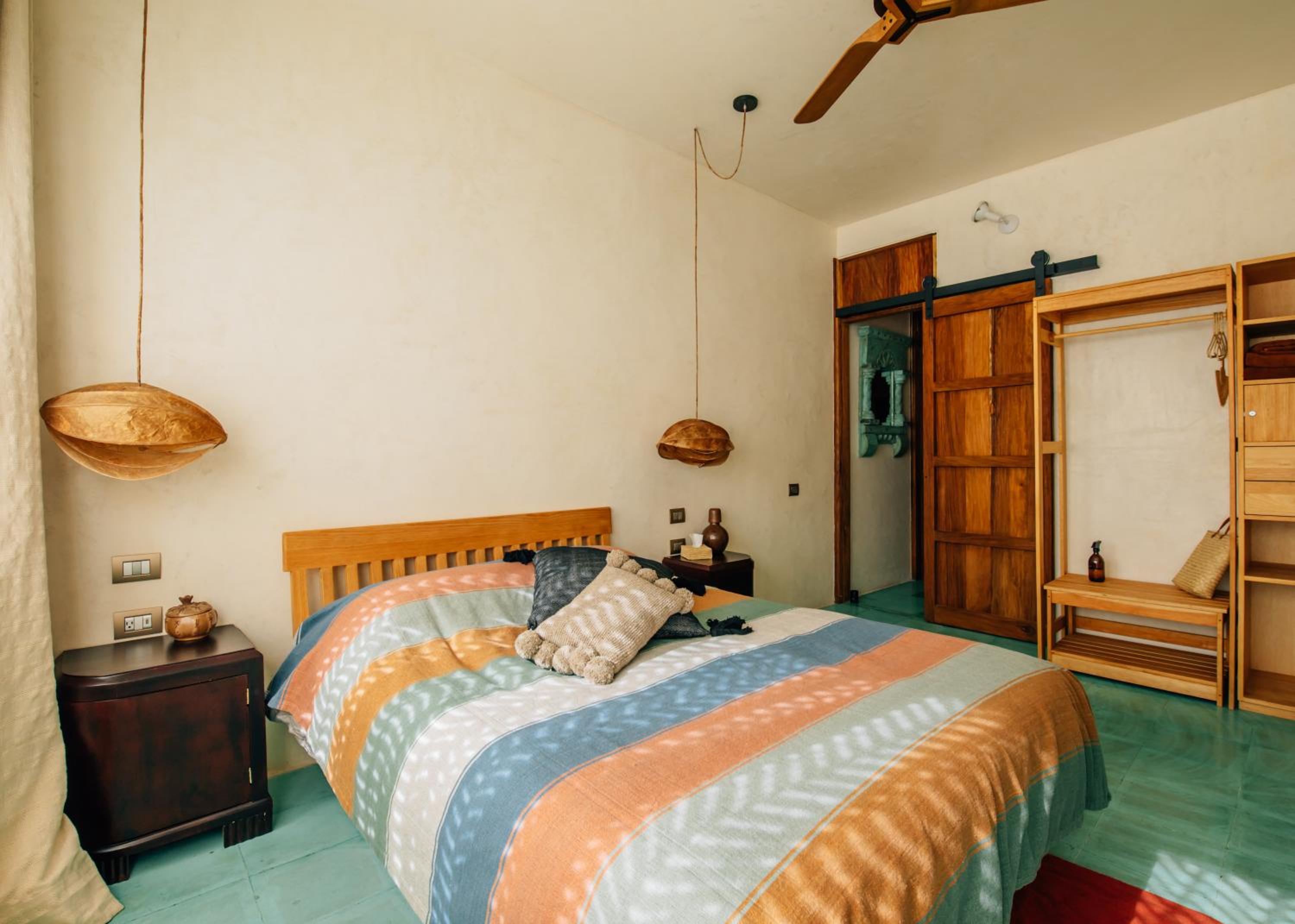 Deluxe Double Room with Balcony - Photo 4