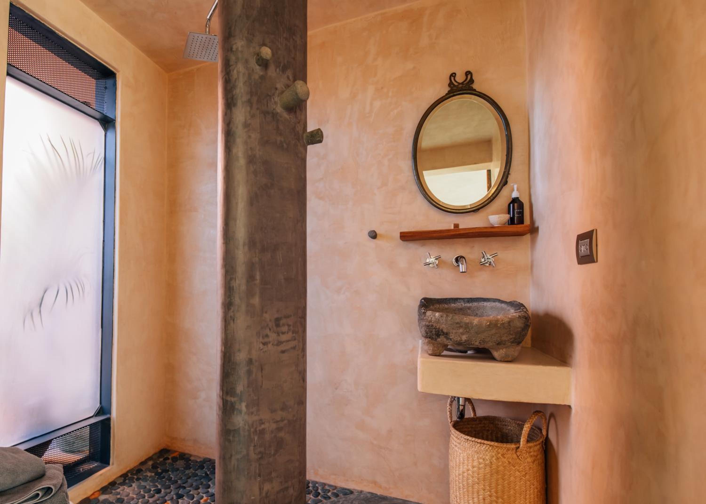 Deluxe Double Room with Balcony - Photo 10