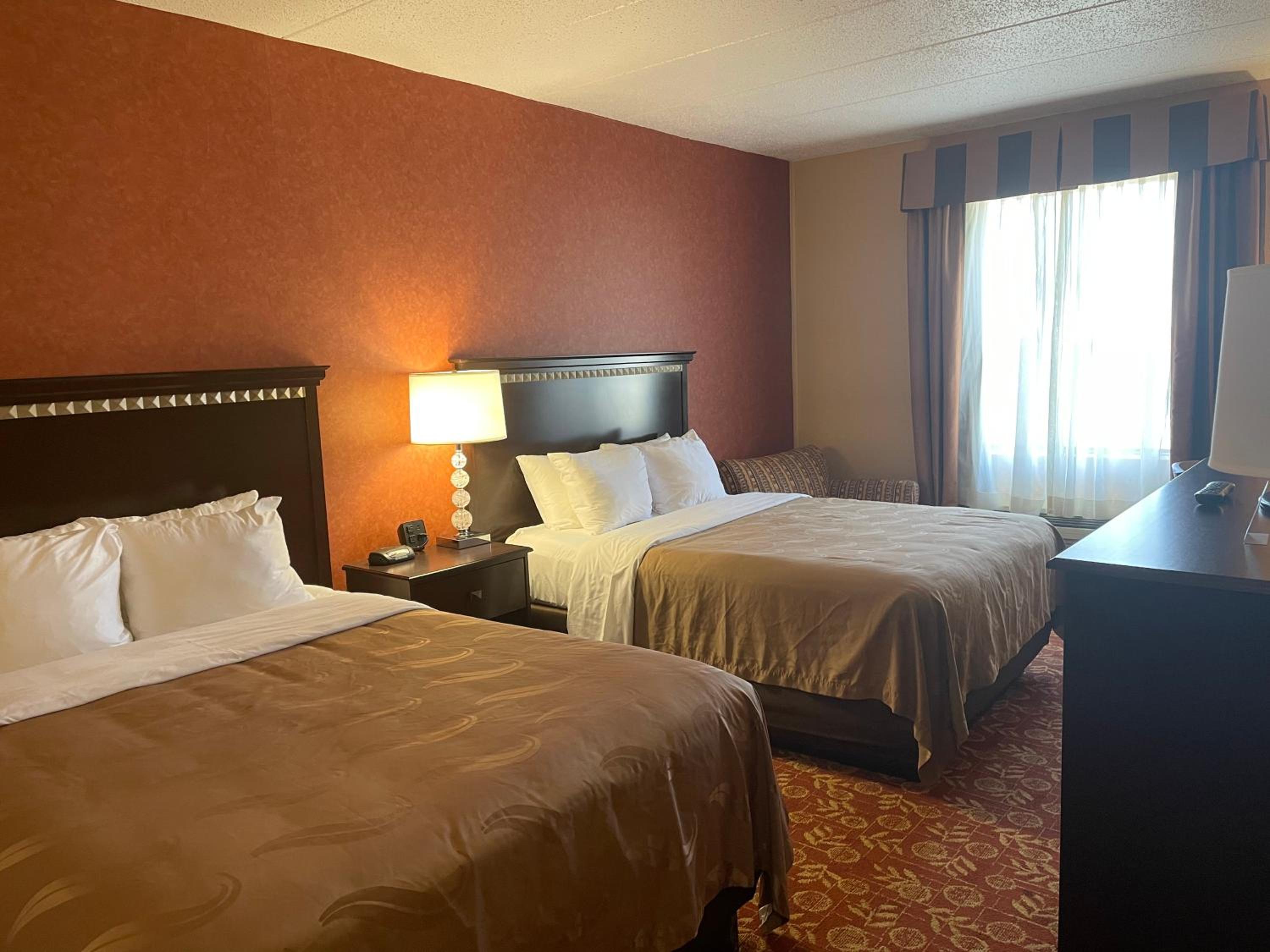 Queen Room with Two Queen Beds - Non-Smoking - Photo 4