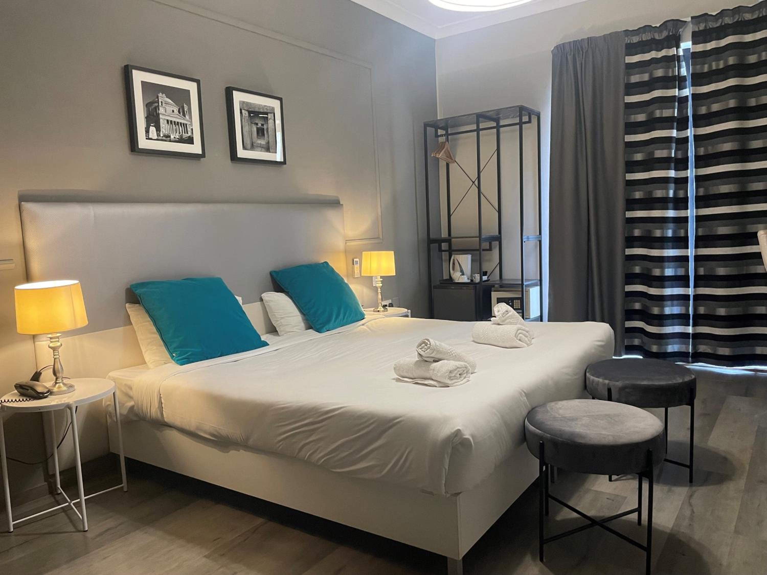 Double or Twin Room with Balcony and Sea View - Photo 8