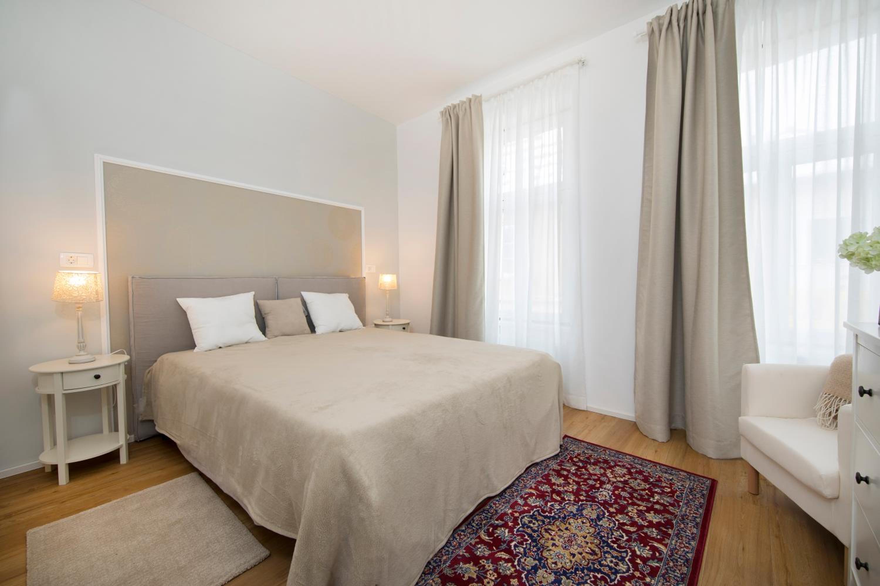 Deluxe One-Bedroom Apartment