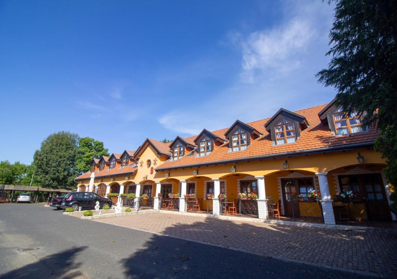 Two-Bedroom Apartment with 5 beds and Terrace photo 2