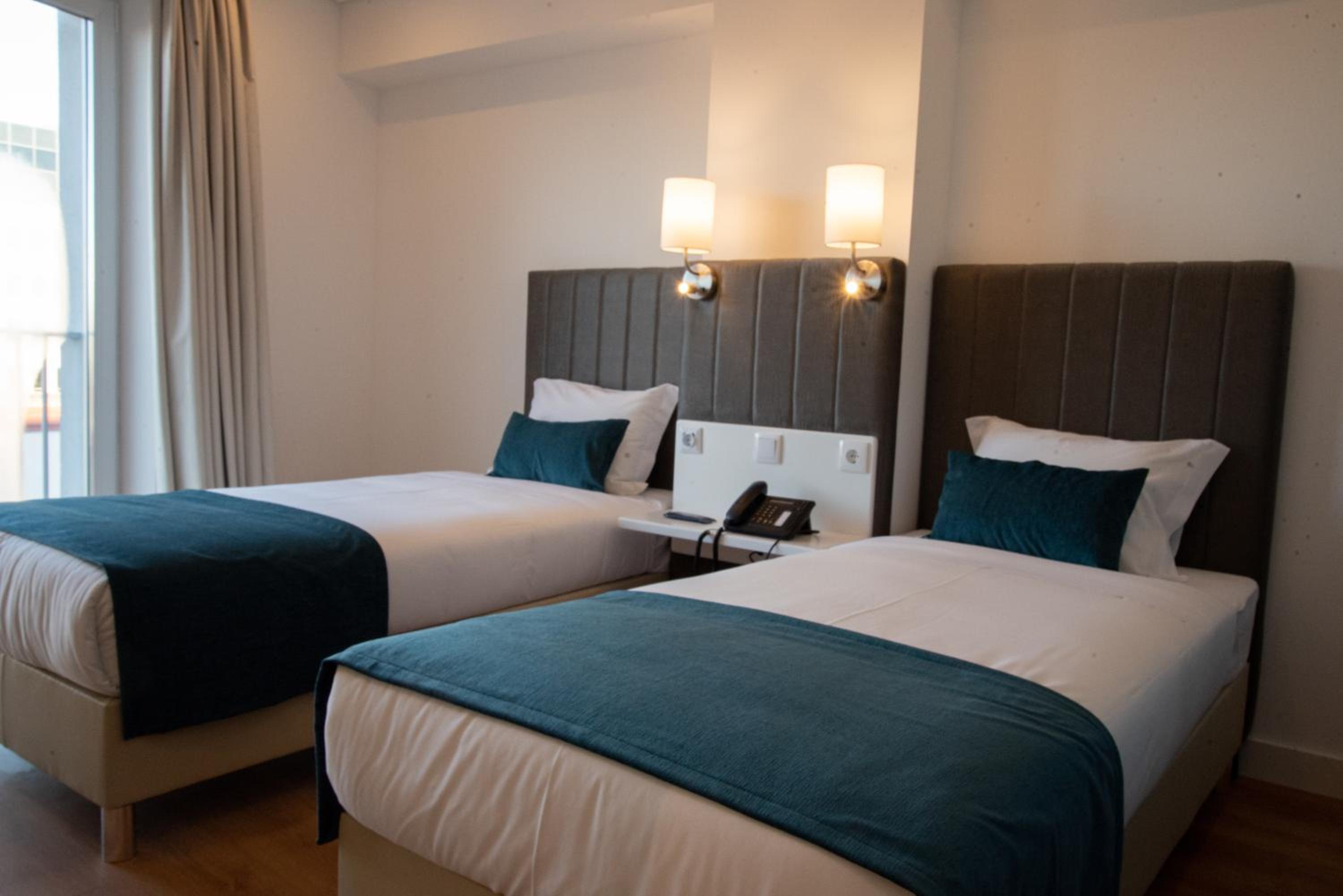 Twin Room with Balcony - Photo 2