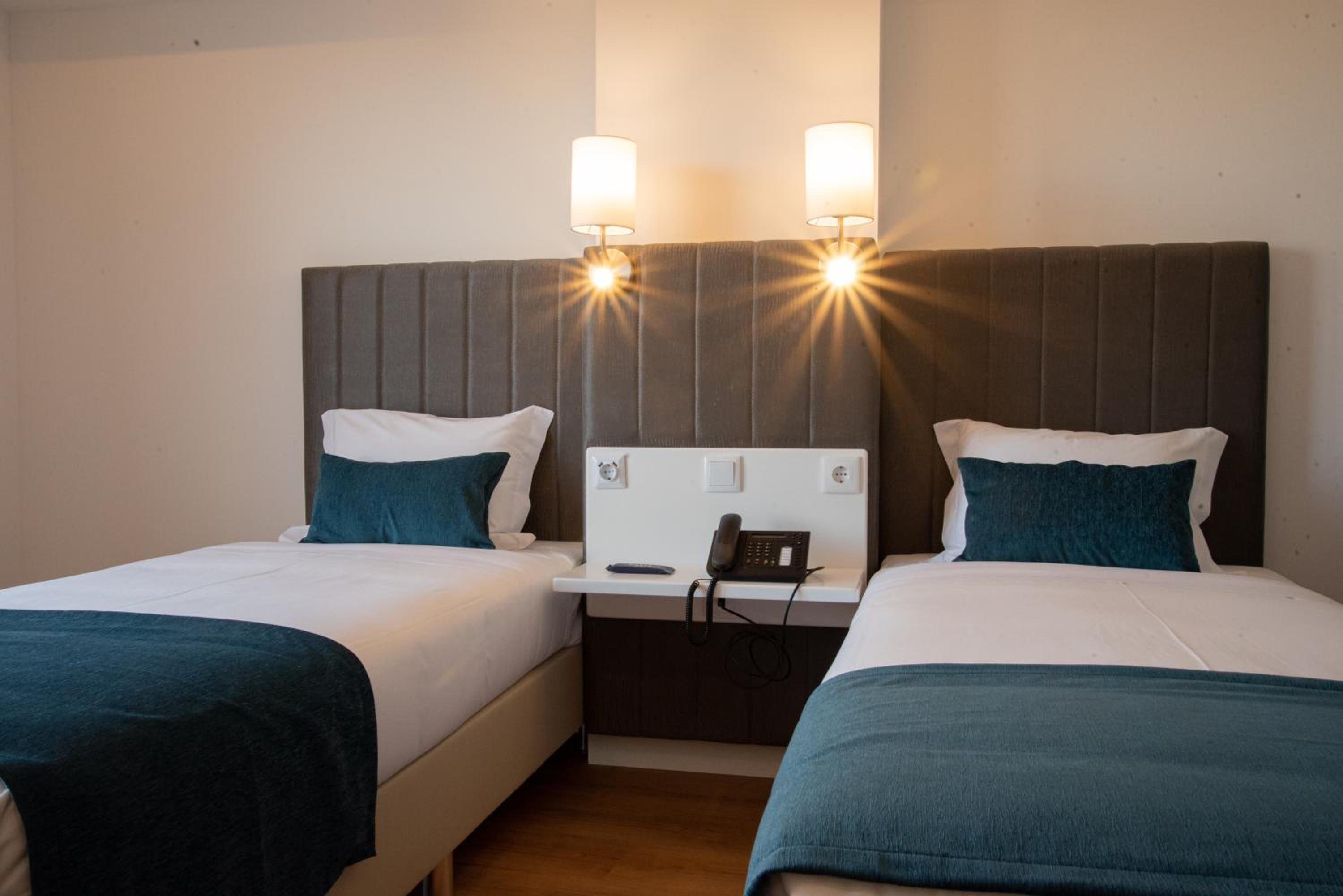 Twin Room with Balcony - Photo 3