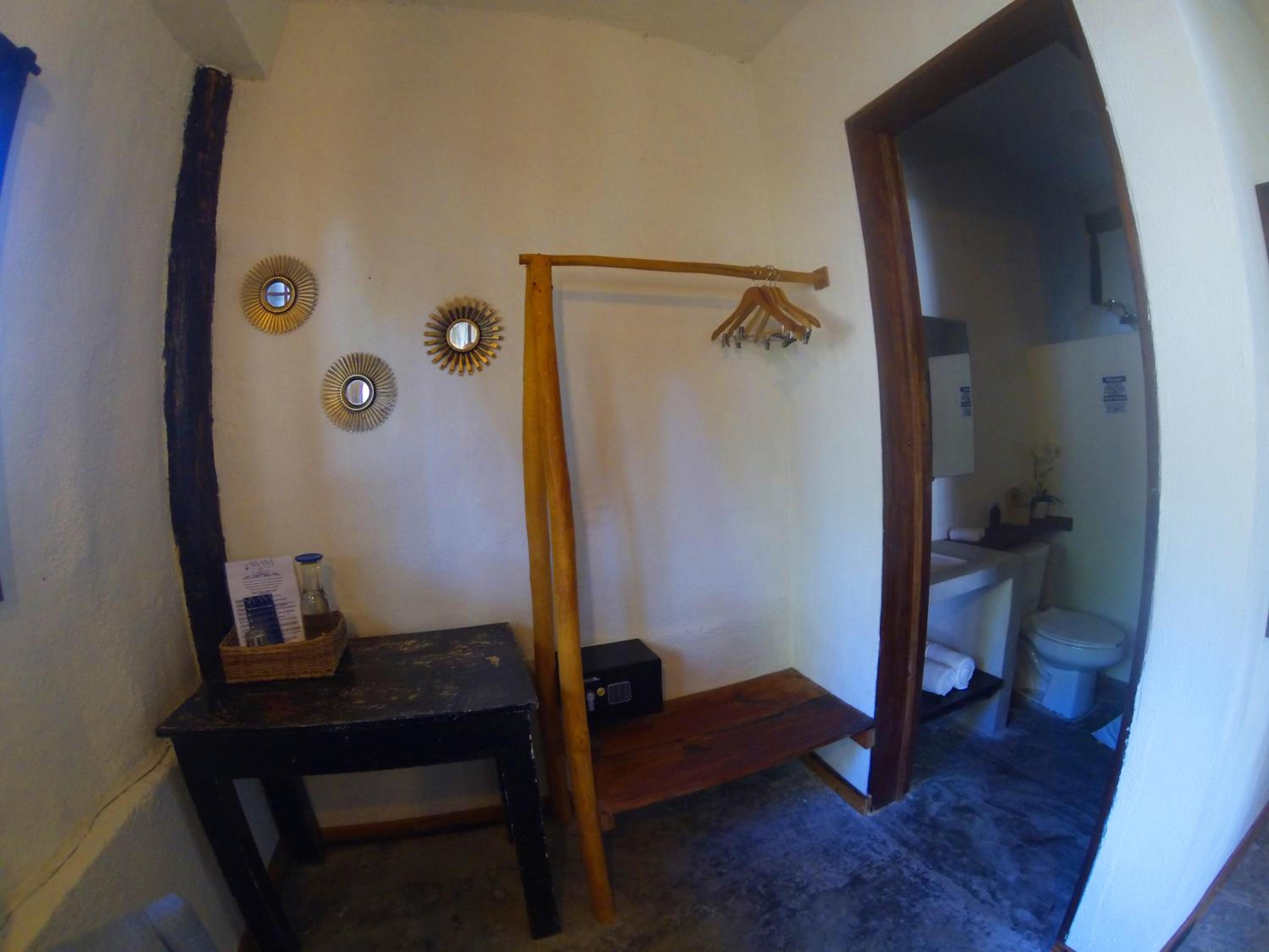 Standard King Room - Photo 24
