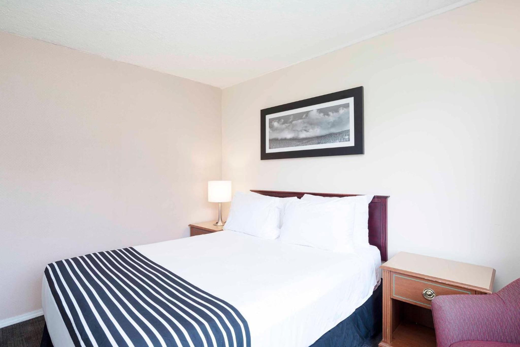 Standard Room, 1 Queen Bed - Photo 2