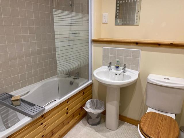 Apartment with Shower - Photo 6