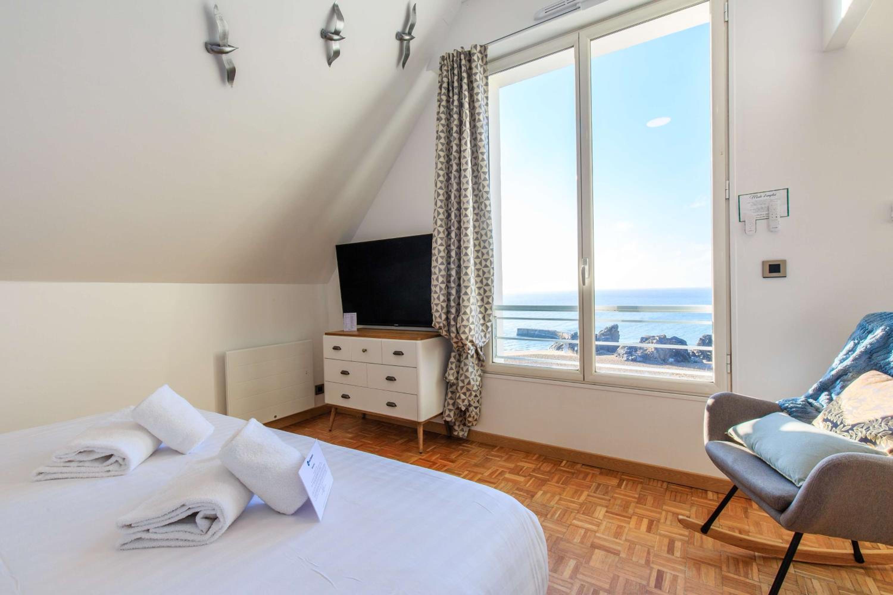 King Suite with Sofa Bed and Sea View - Photo 10