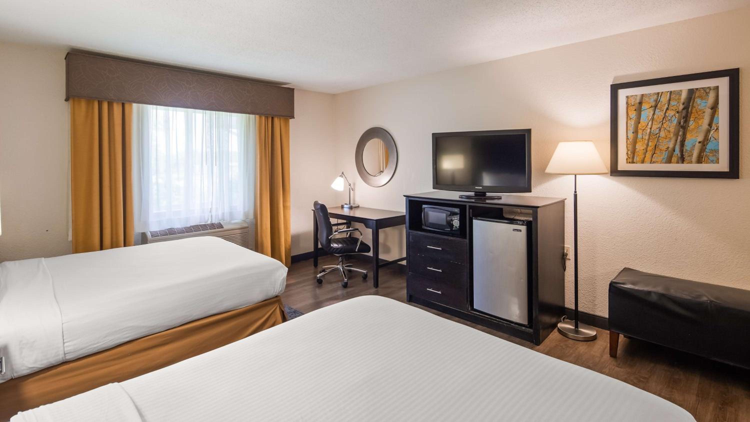 Queen Room with Two Queen Beds - Non-Smoking - Photo 4