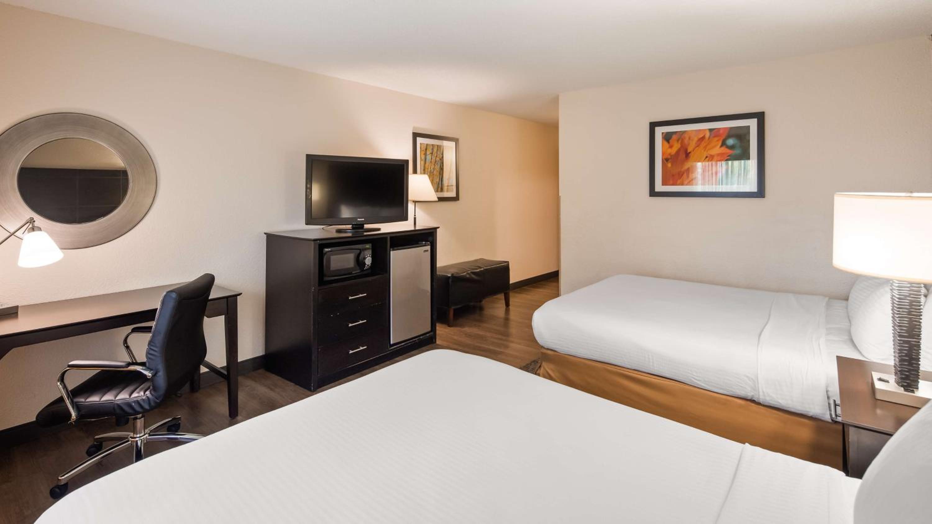 Queen Room with Two Queen Beds - Non-Smoking - Photo 6