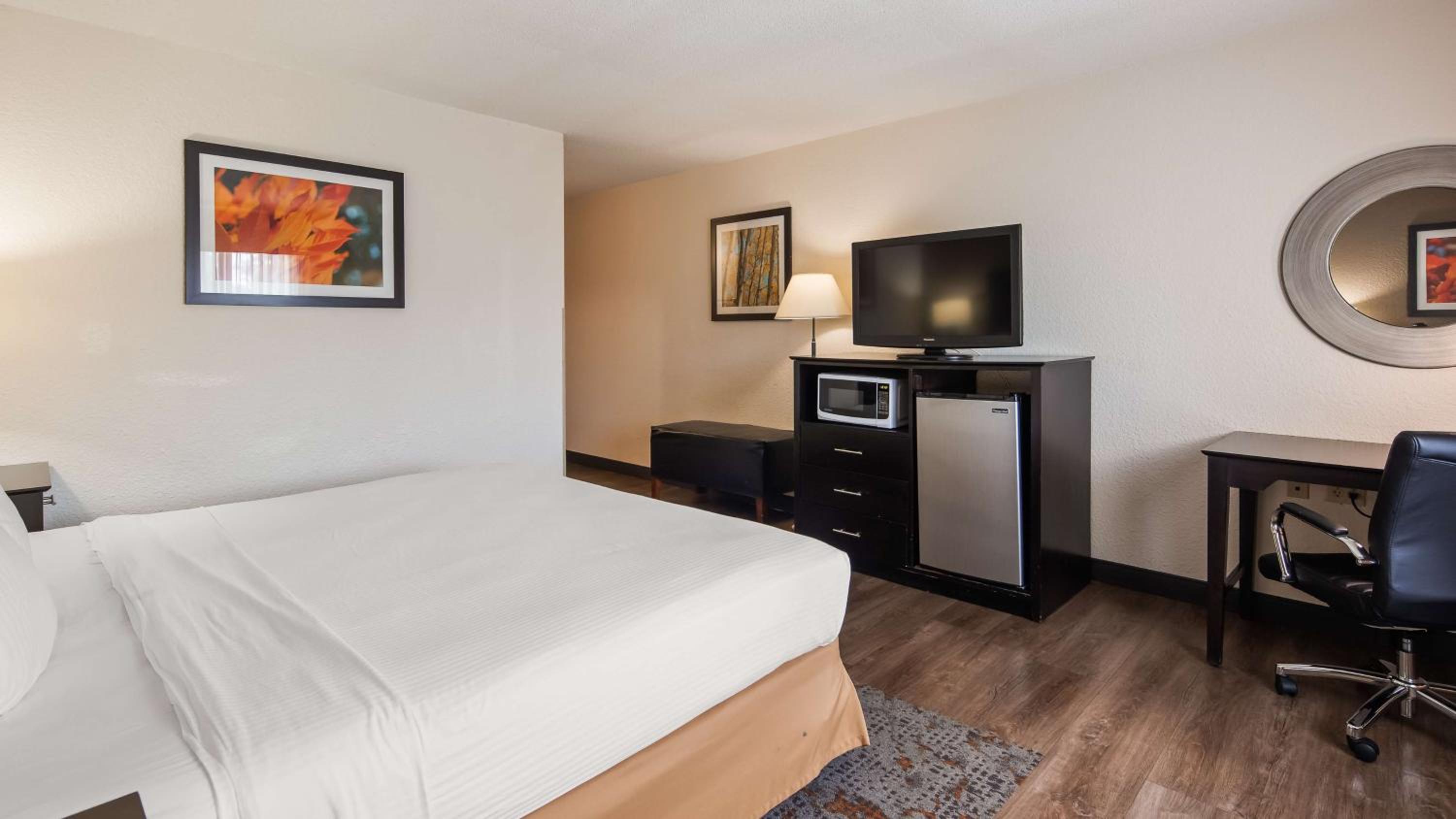 King Room - Non-Smoking - Photo 3
