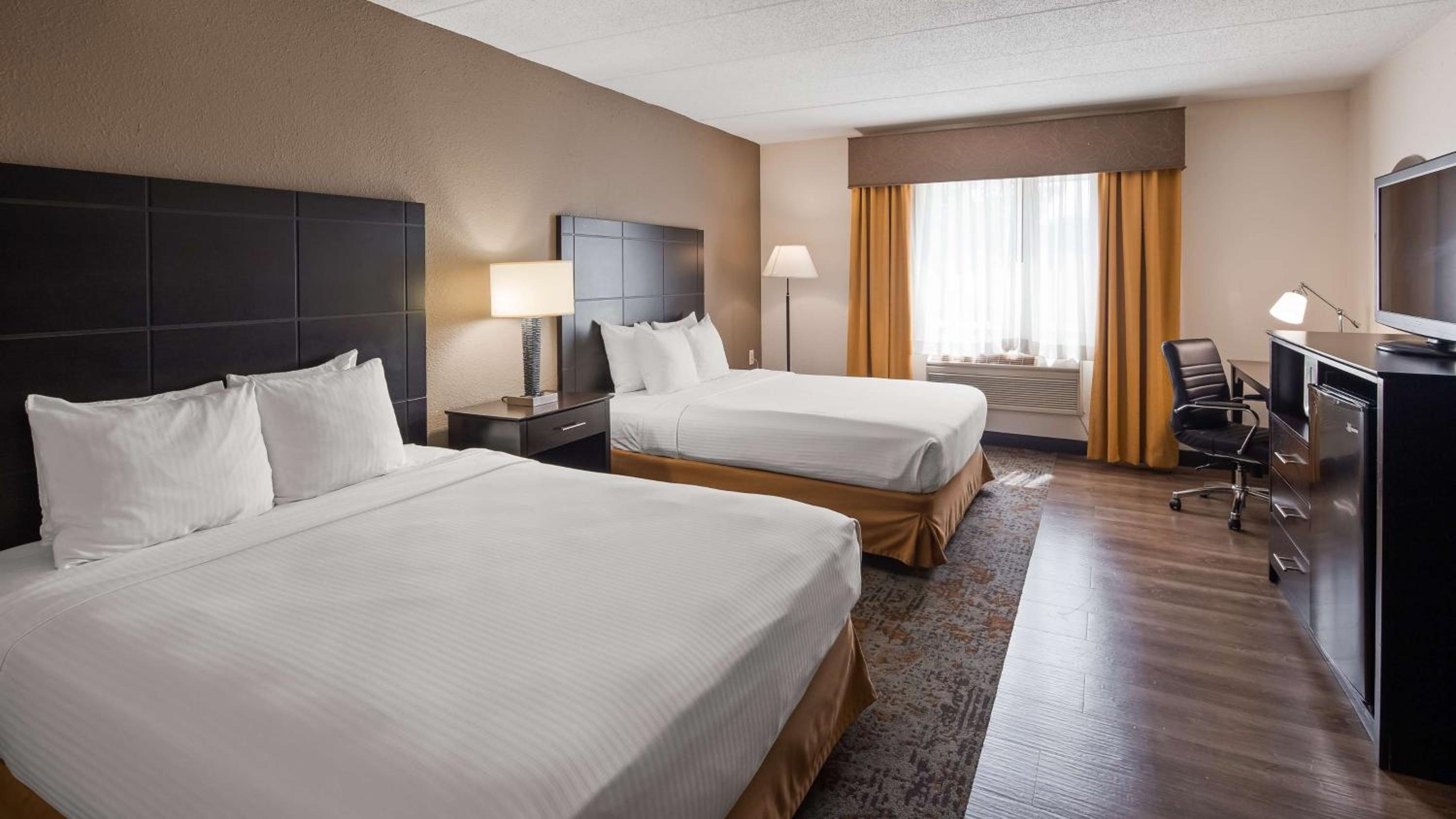 Queen Room with Two Queen Beds - Non-Smoking - Photo 2