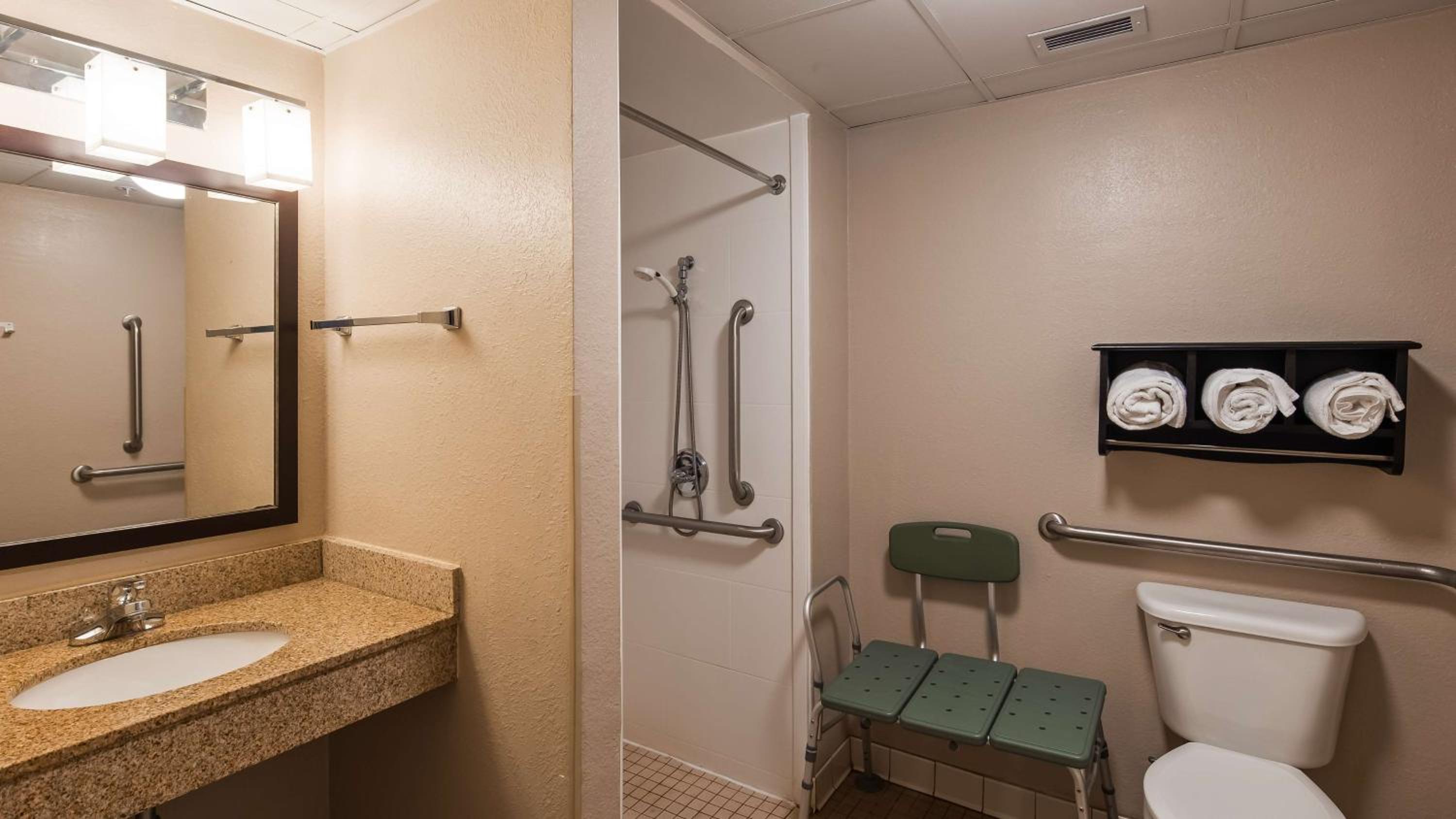Queen Room with Two Queen Beds - Disability Access - Photo 4
