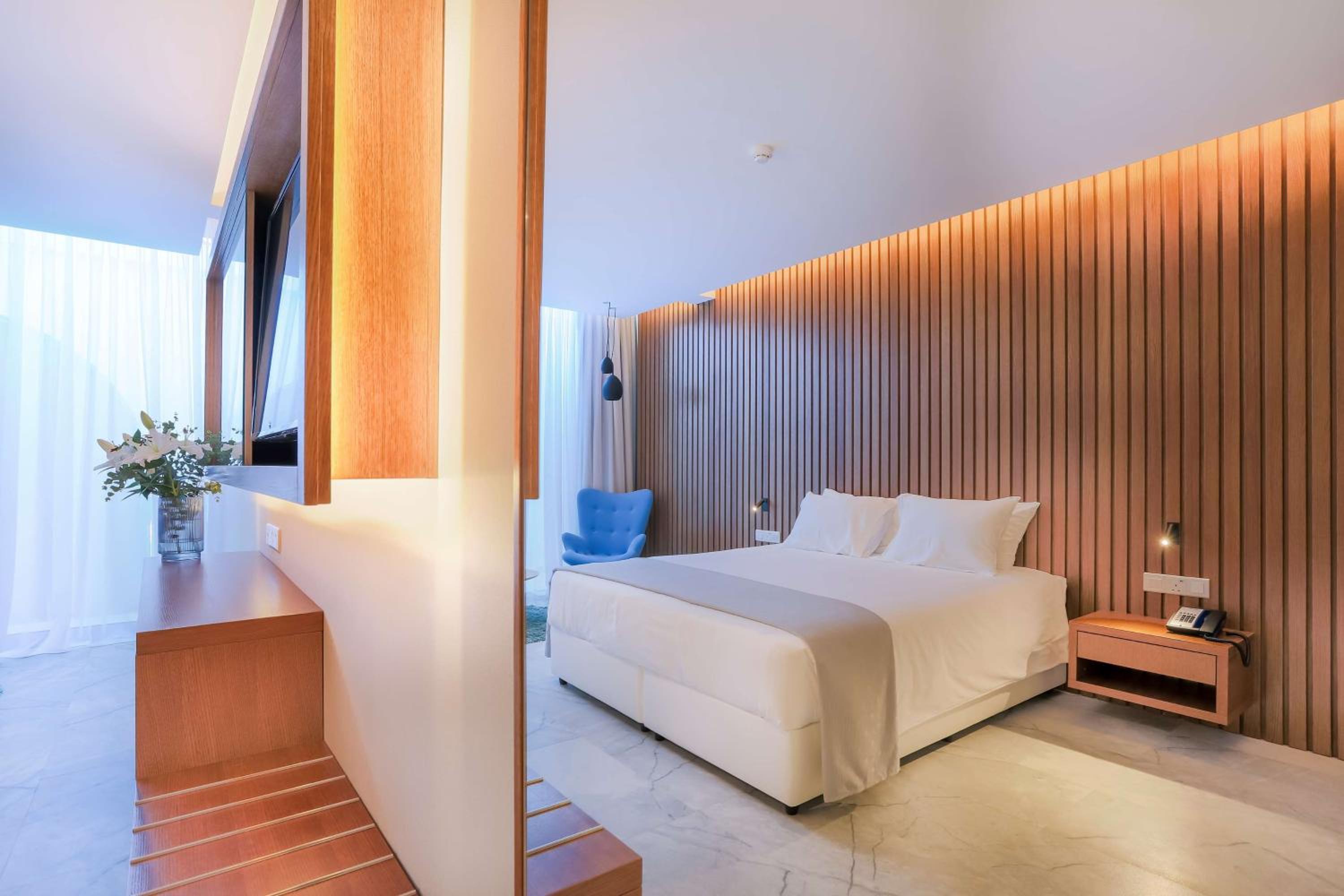 Garden Room with Balcony and Pool View - Photo 4