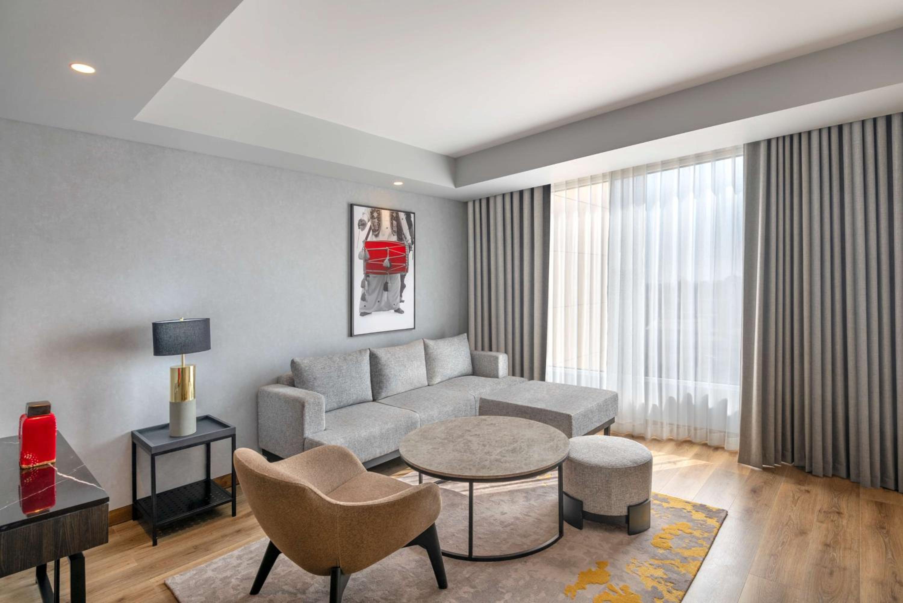 Executive Suite with King Bed and living room, Bath tub with Jacuzzi & Bottle of Wine, 15% discount on Food & Soft beverage and Laundry. - Photo 10