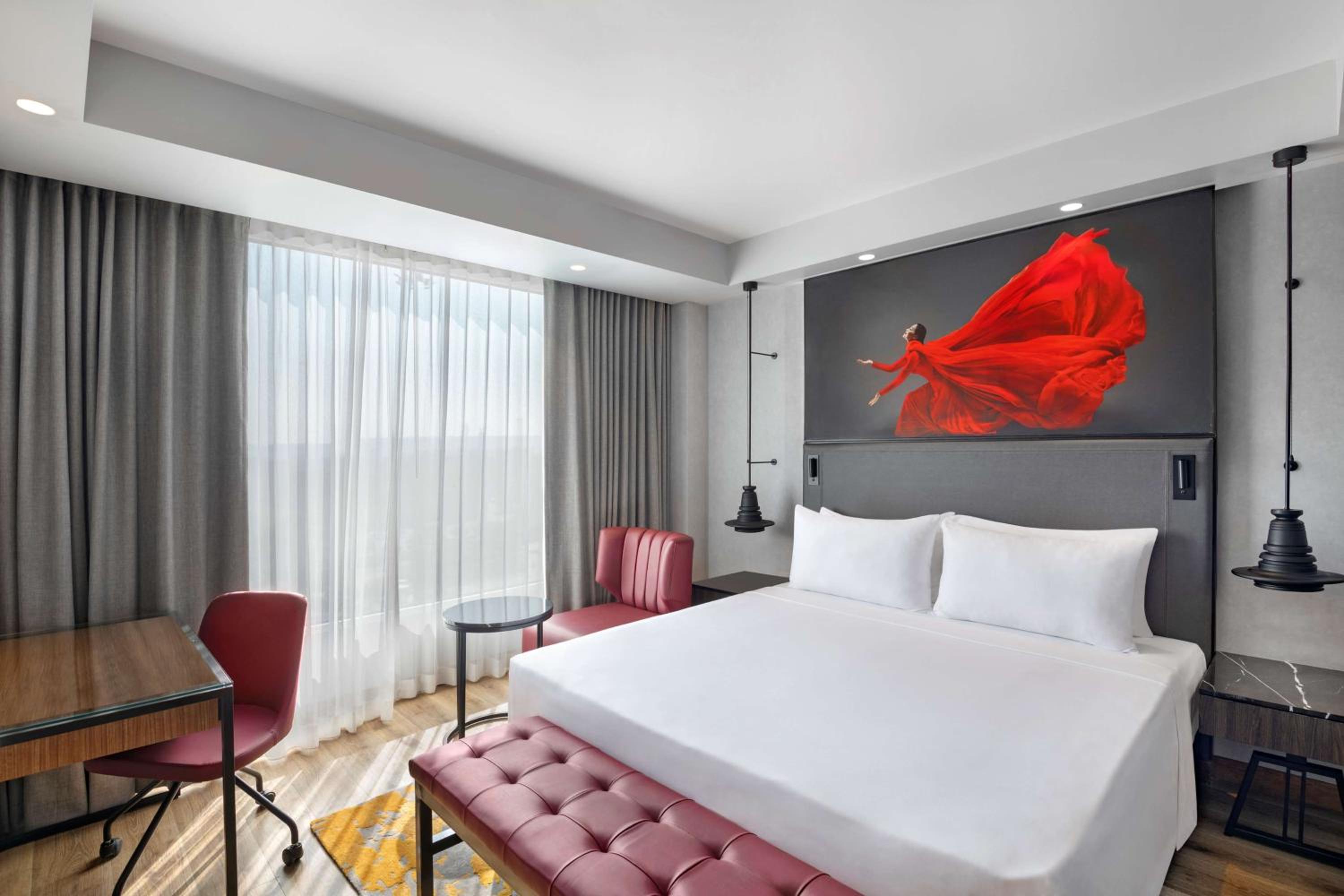 Executive Suite with King Bed and living room, Bath tub with Jacuzzi & Bottle of Wine, 15% discount on Food & Soft beverage and Laundry. - Photo 1