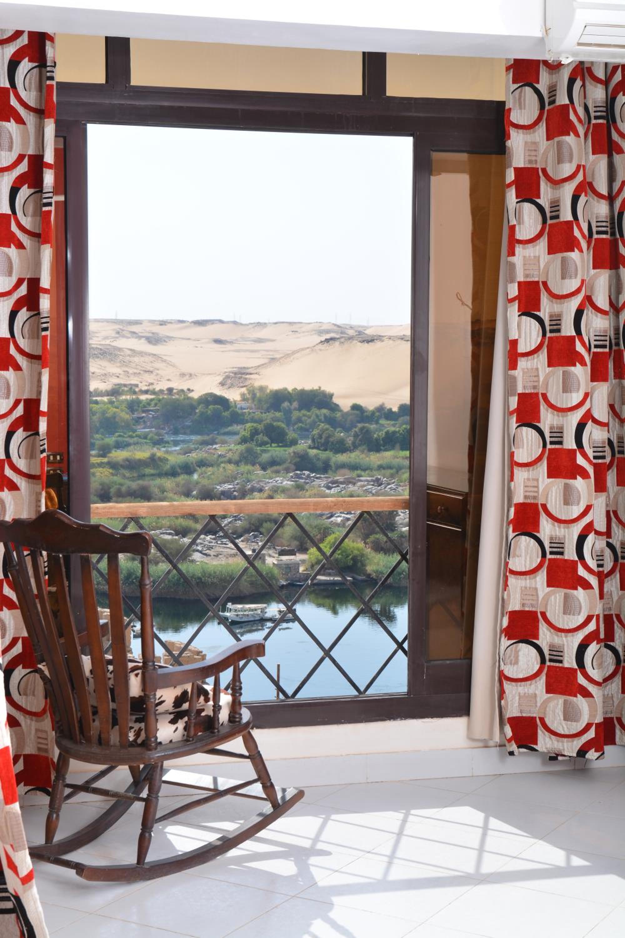 Deluxe Double Room with Balcony and Sea View - Photo 12