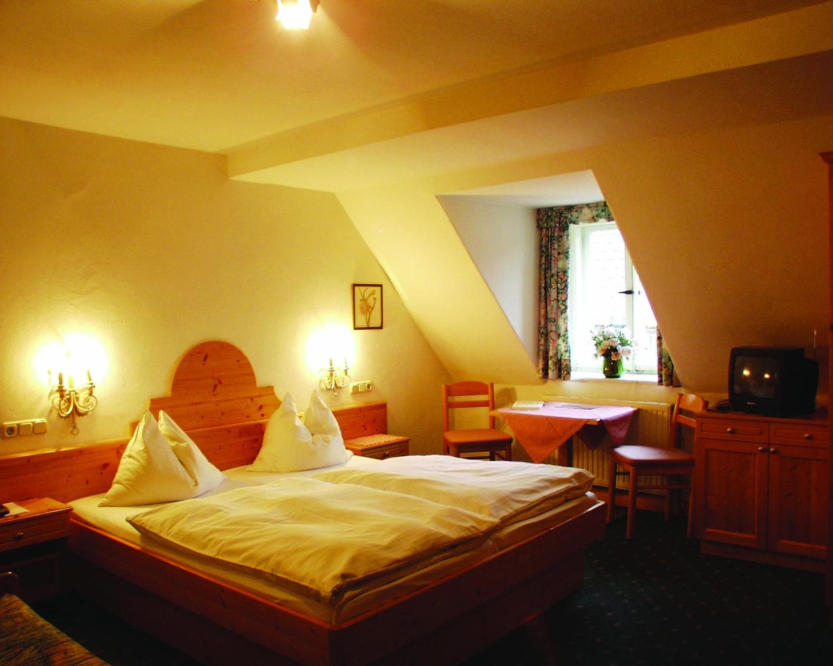 Double Room (1 Adult)