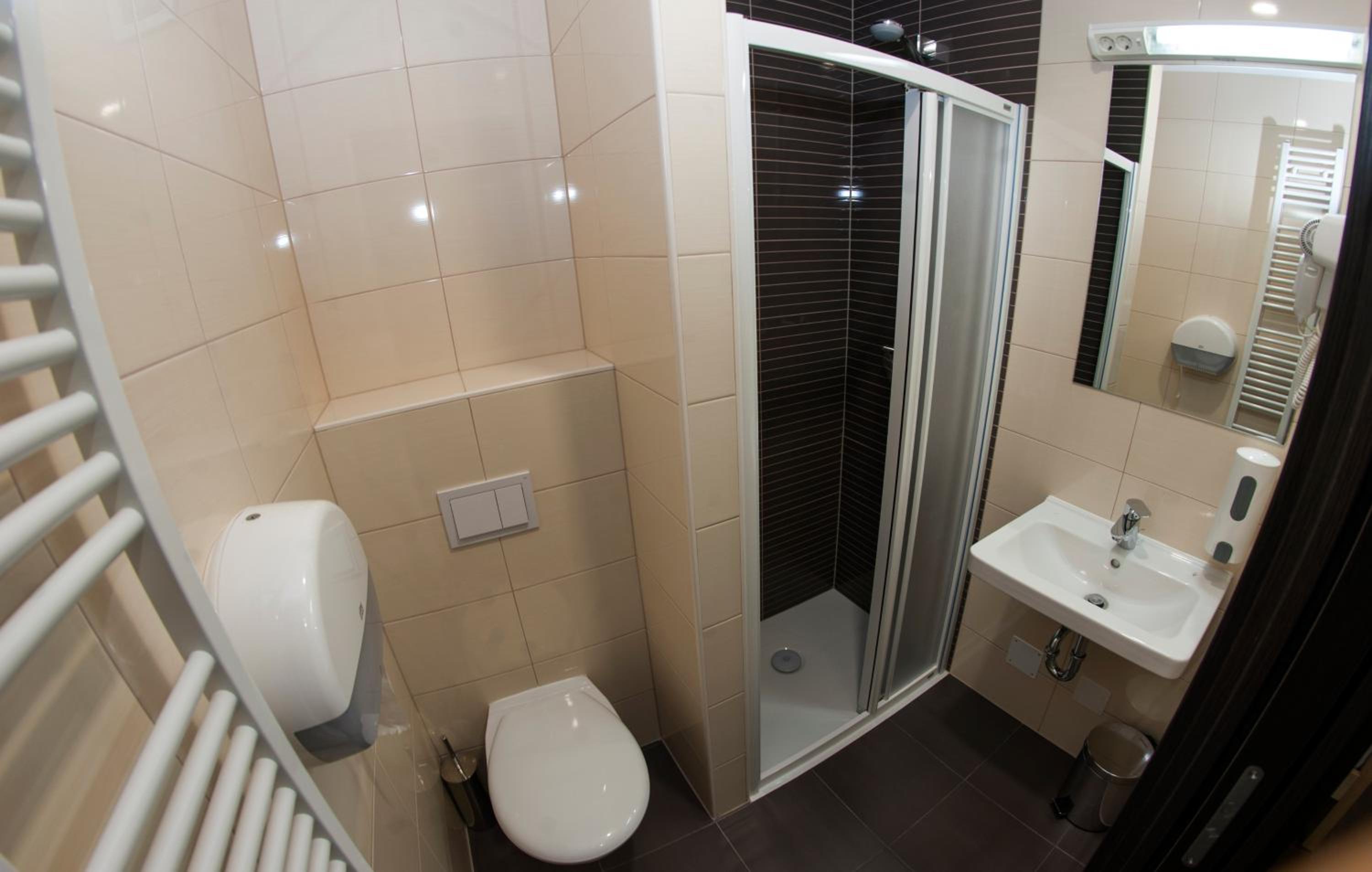 Double Room with Balcony - Photo 9
