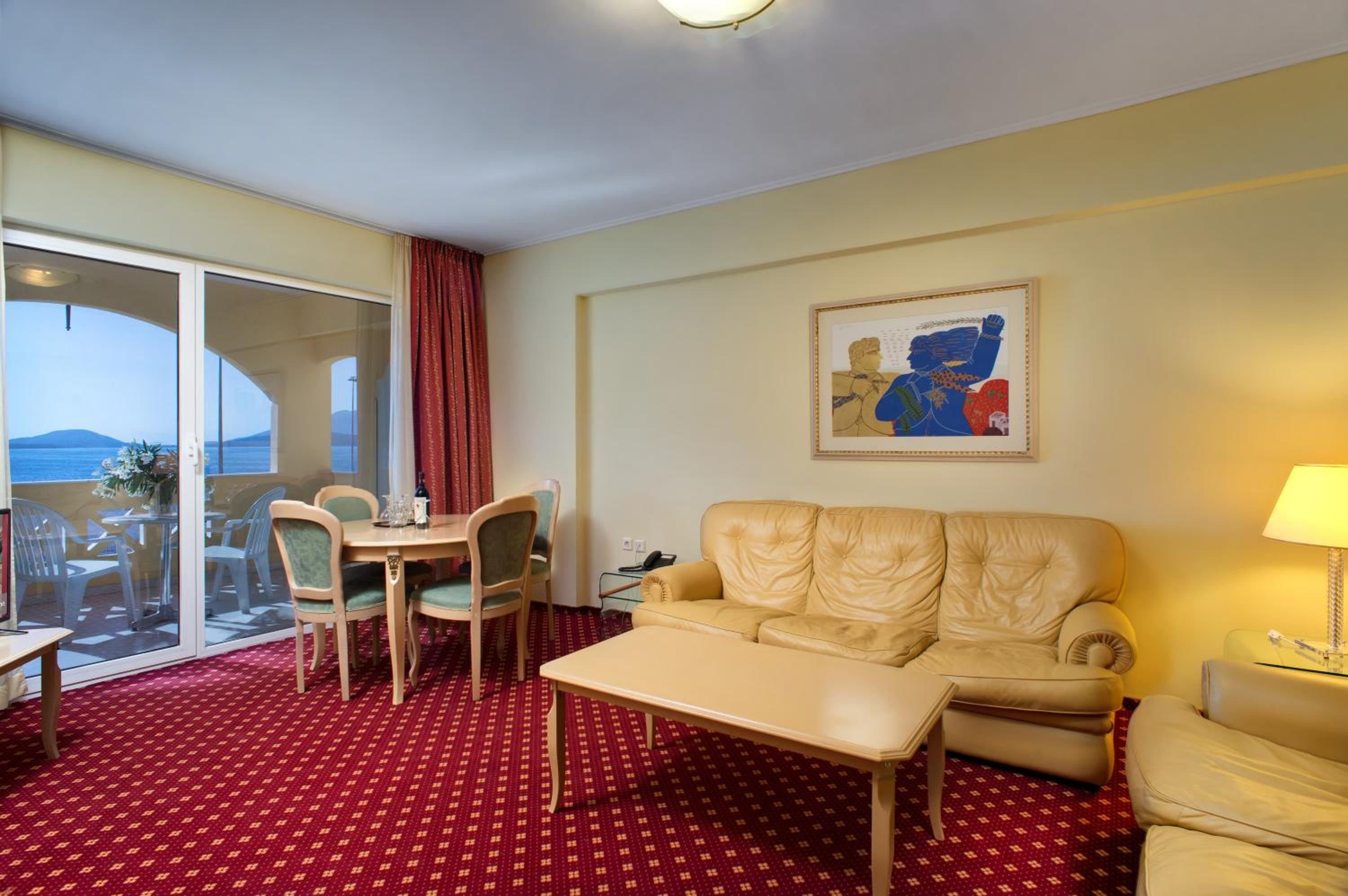 Suite Room - Photo 1