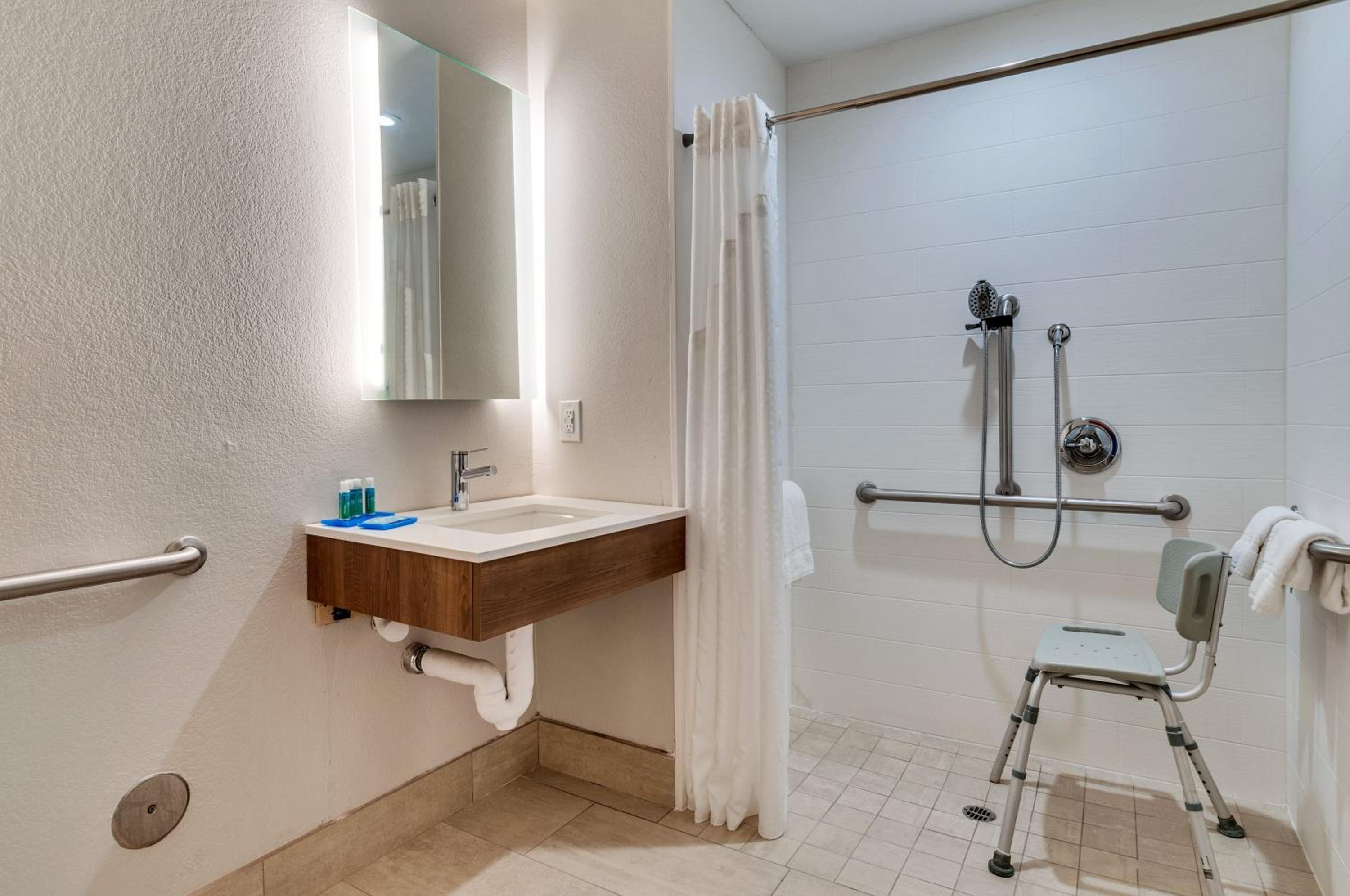 Standard Queen Room with Two Queen Beds and Mobility Accessible Roll-In Shower - Photo 16