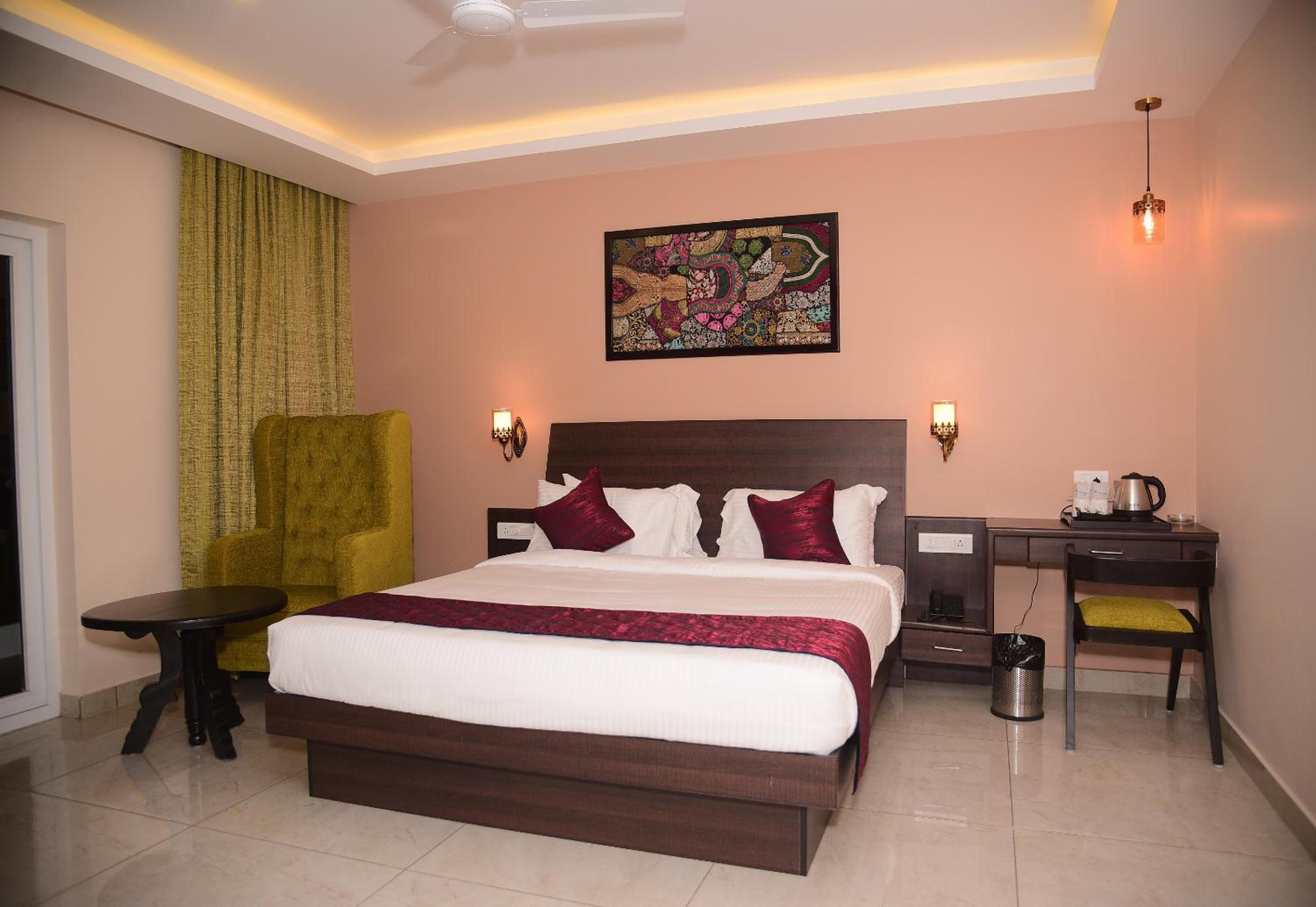 King Room with Balcony - Photo 6