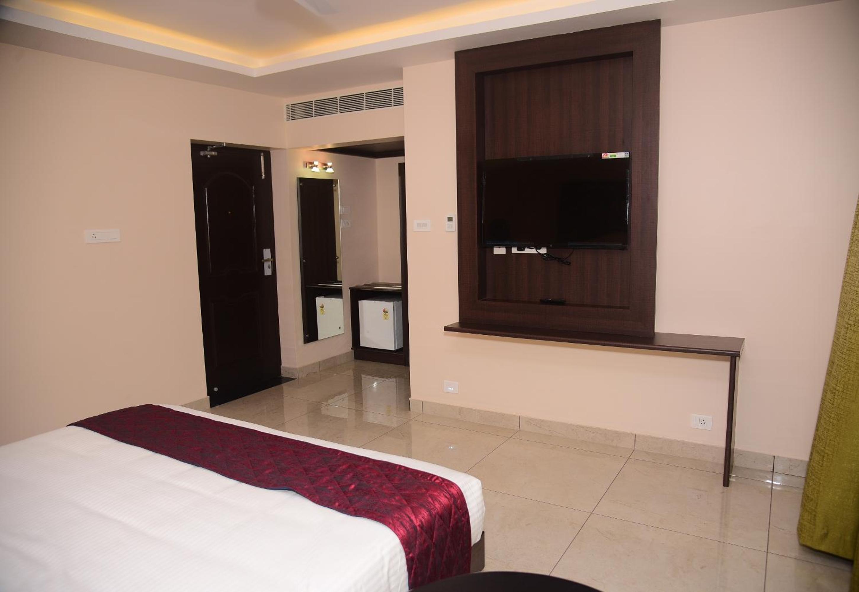 King Room with Balcony - Photo 4