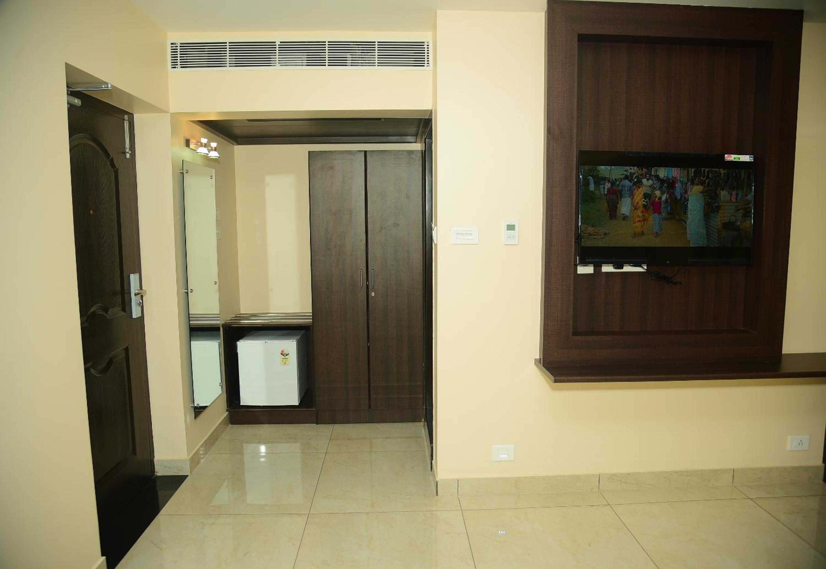 King Room with Balcony - Photo 3