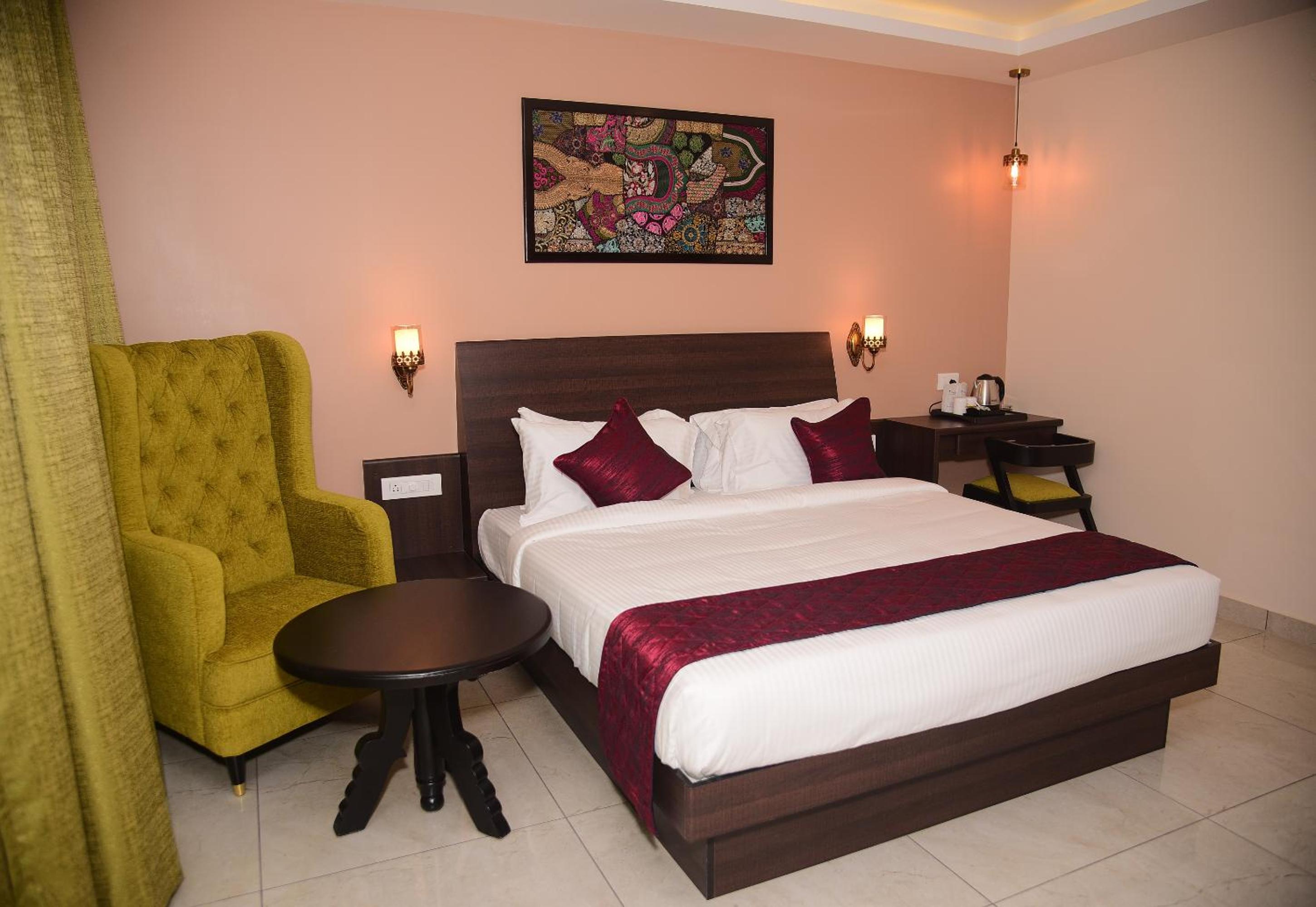 King Room with Balcony - Photo 5