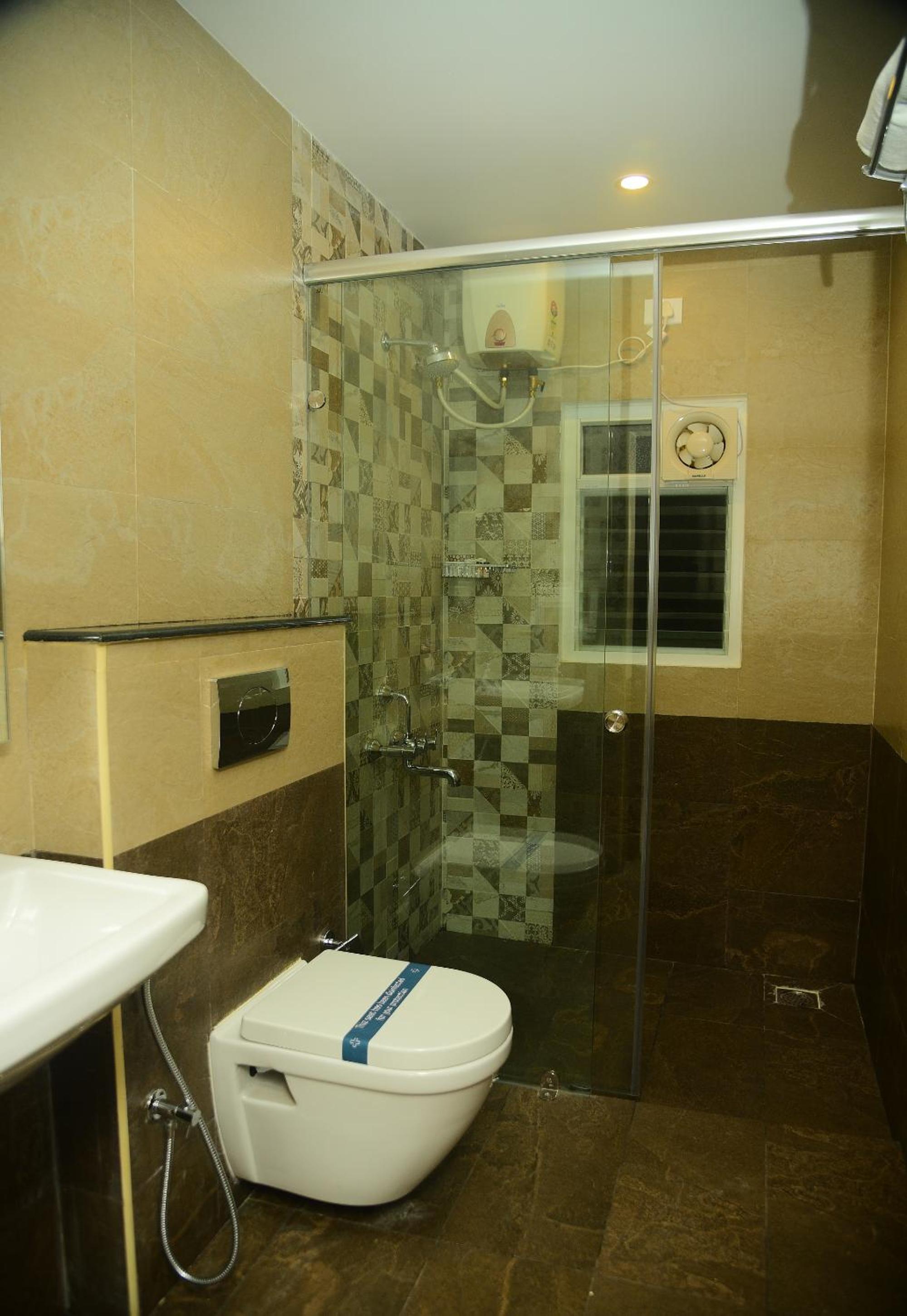 King Room with Balcony - Photo 2