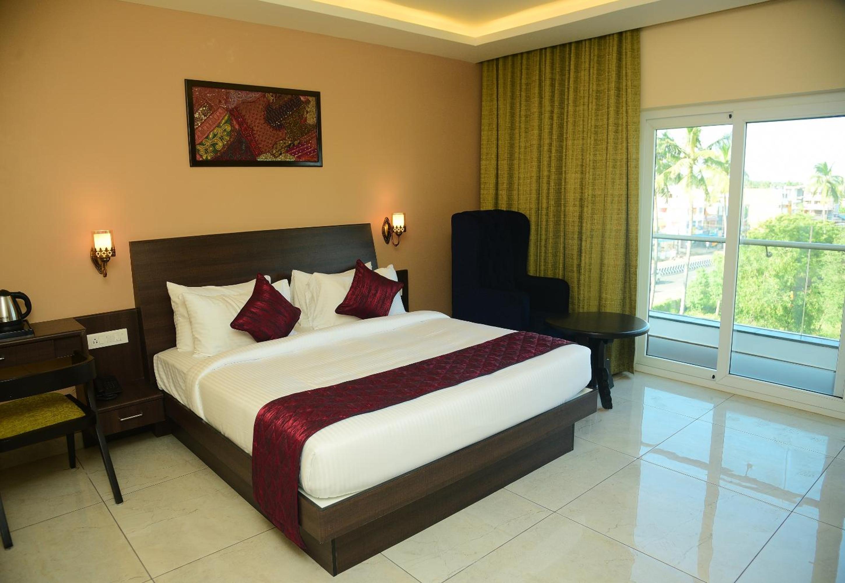King Room with Balcony - Photo 7