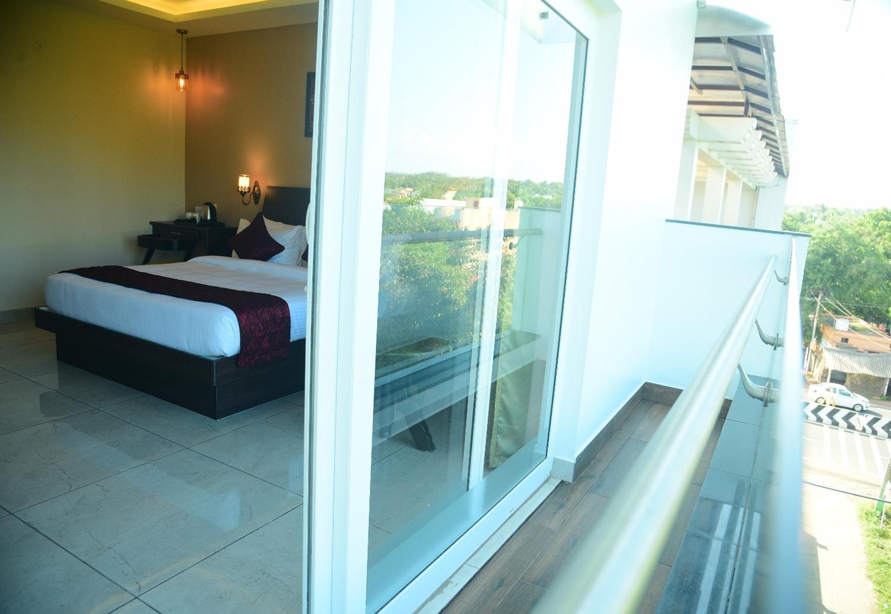 King Room with Balcony - Photo 8