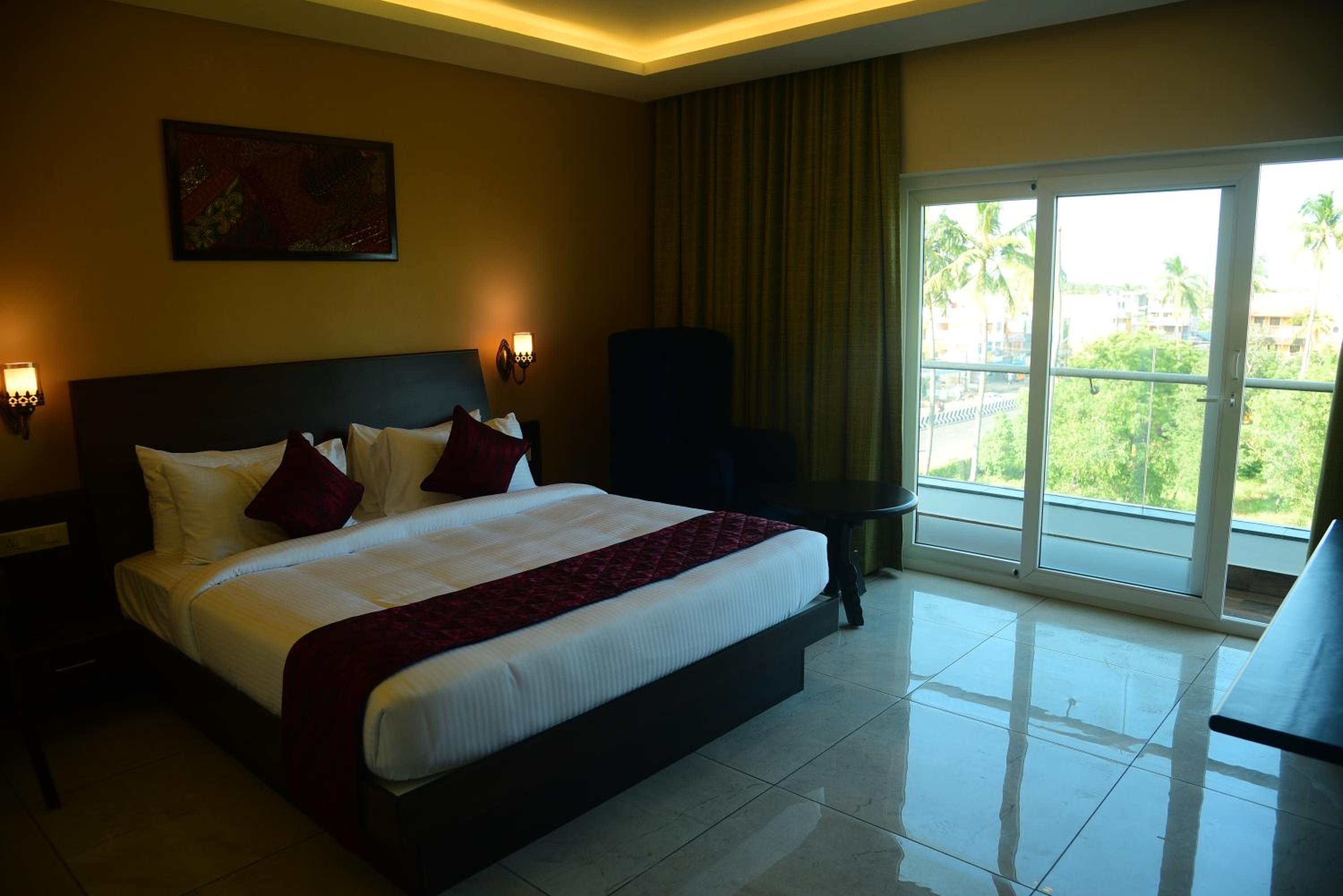 King Room with Balcony - Photo 25