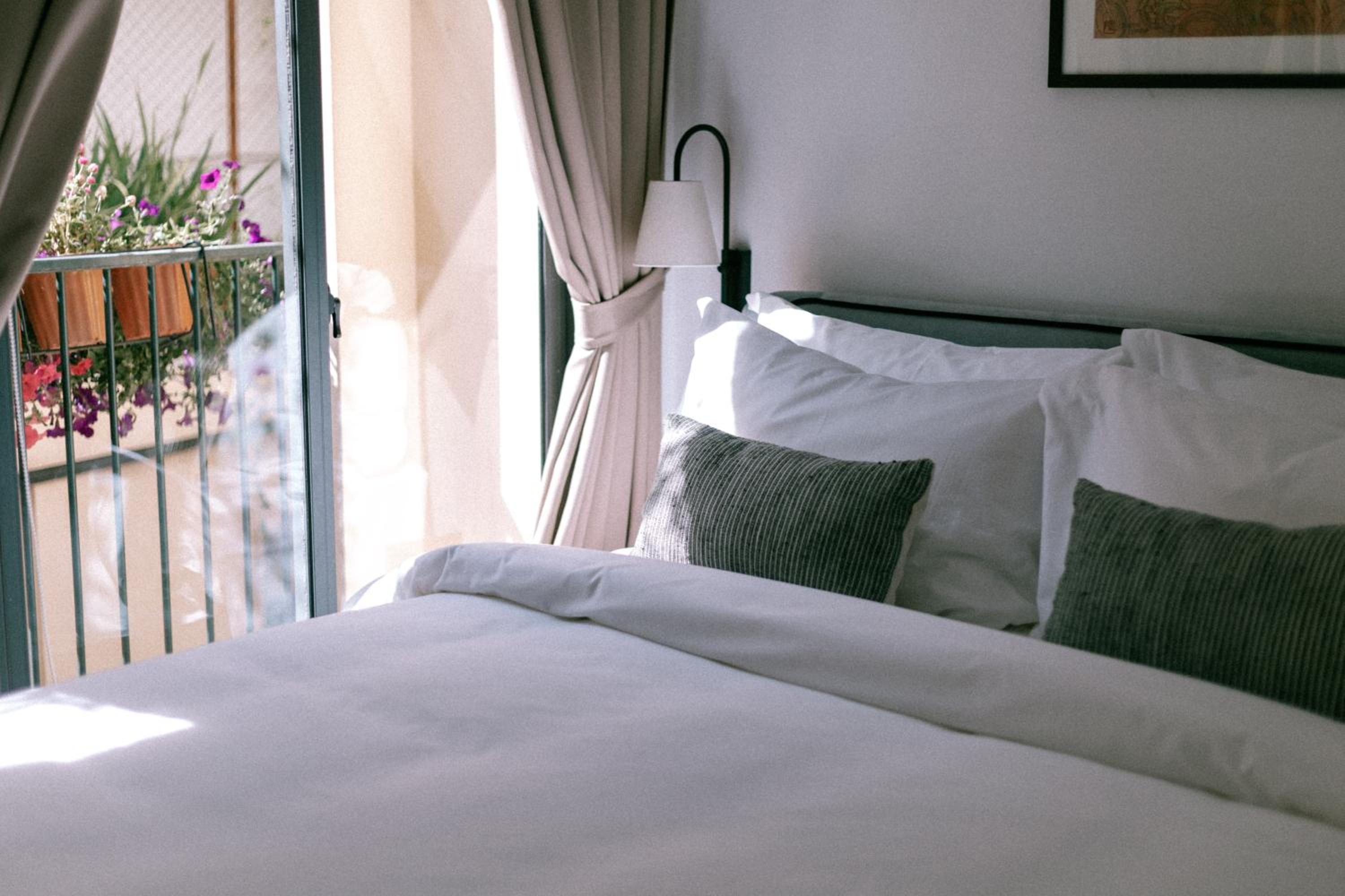 Small Double Room with Balcony - Photo 6