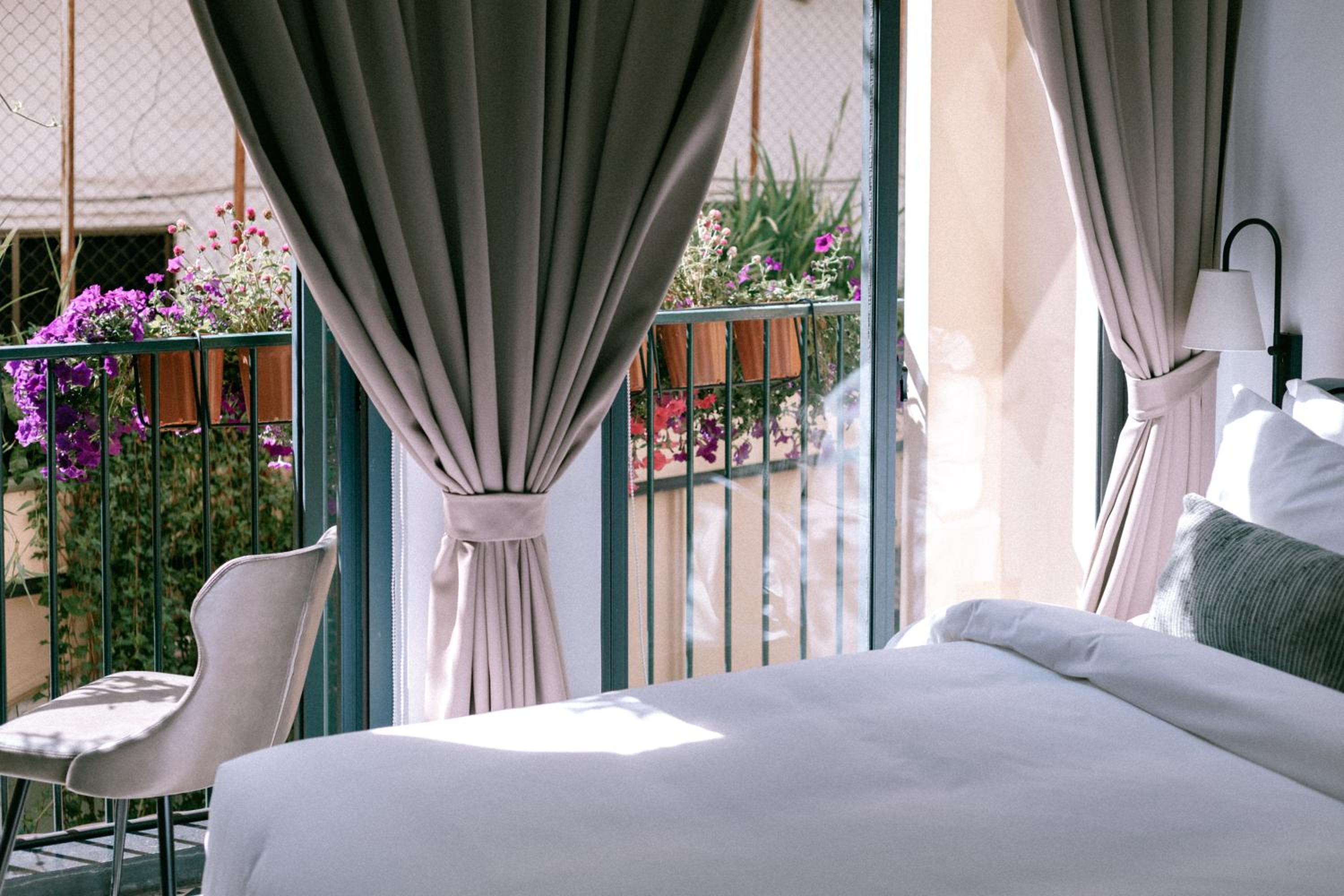 Small Double Room with Balcony - Photo 7