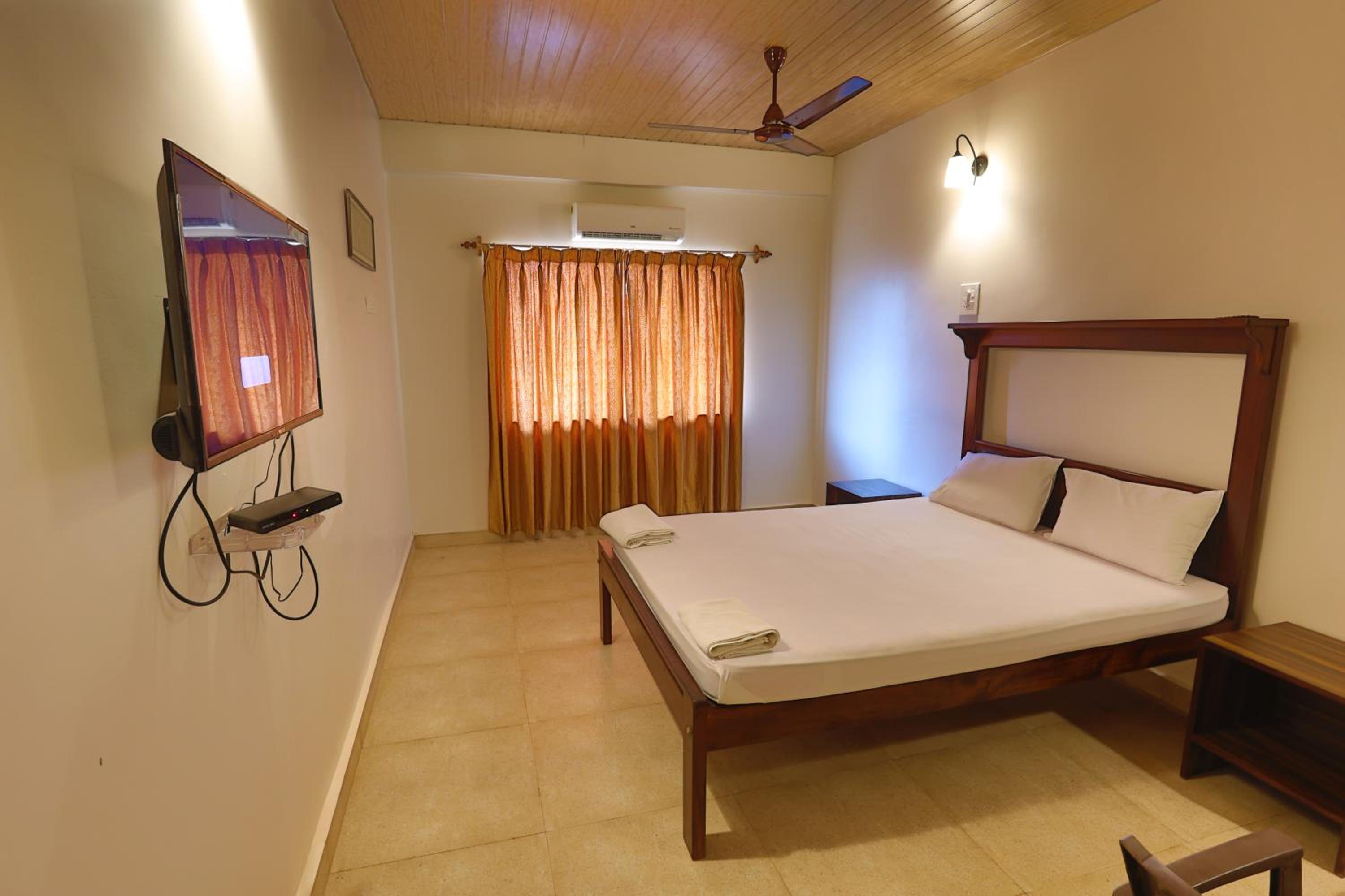 Standard Double Room - Photo 13