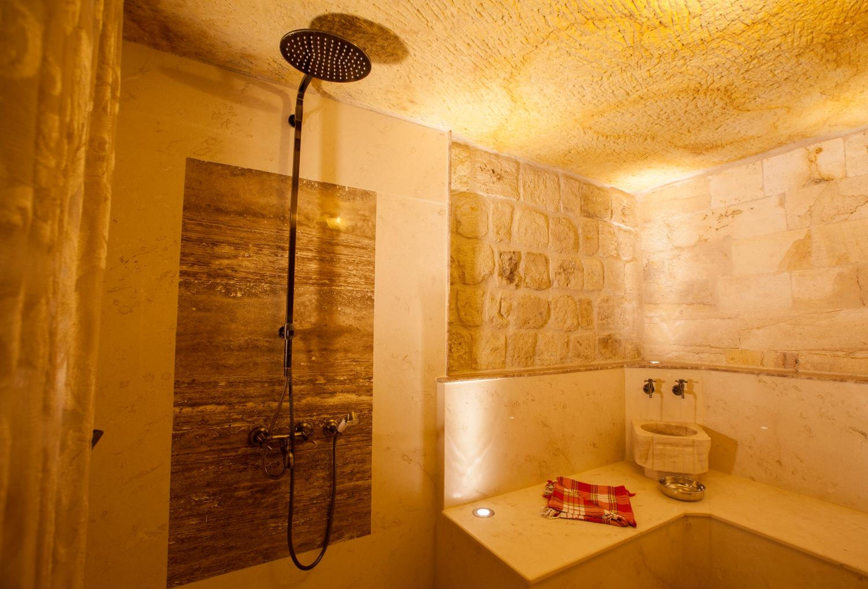 Glorious Cave Suite - Photo 16