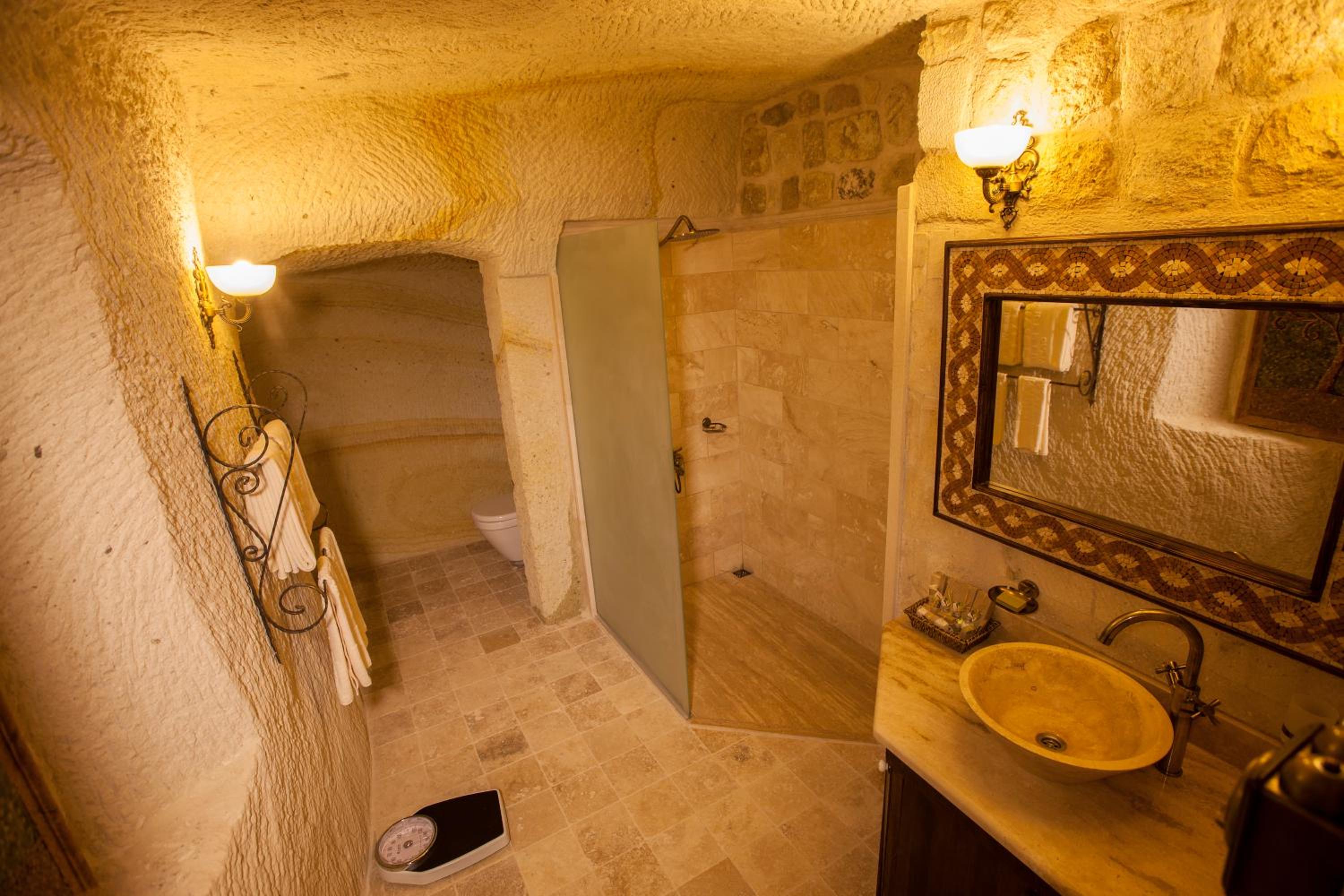 Majestic Cave & Pool Suite - Photo 10
