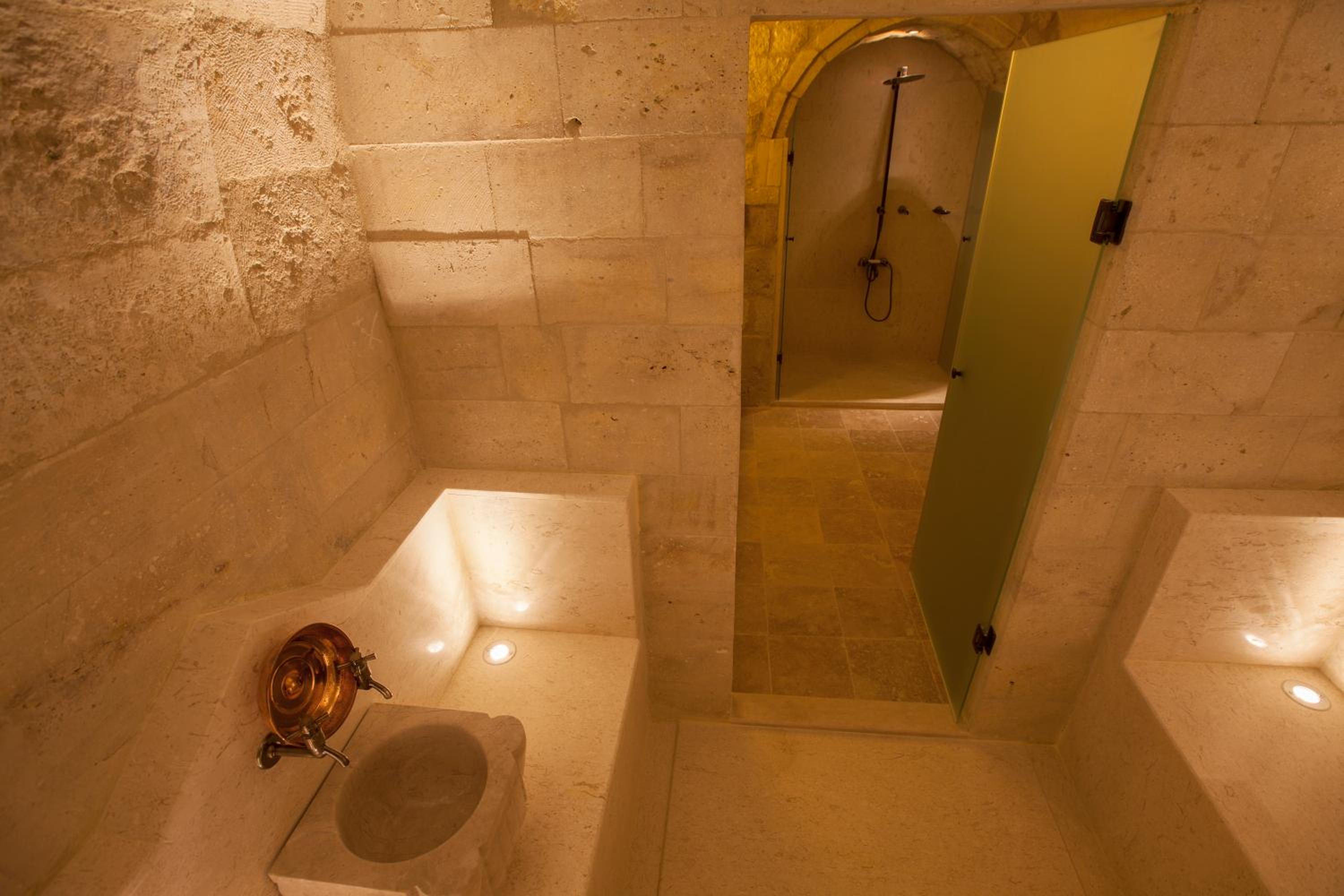 Majestic Cave & Pool Suite - Photo 9