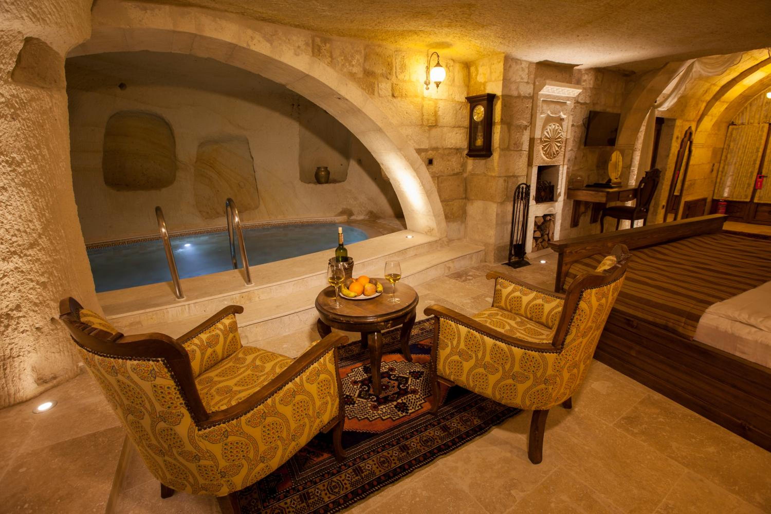 Majestic Cave & Pool Suite - Photo 12