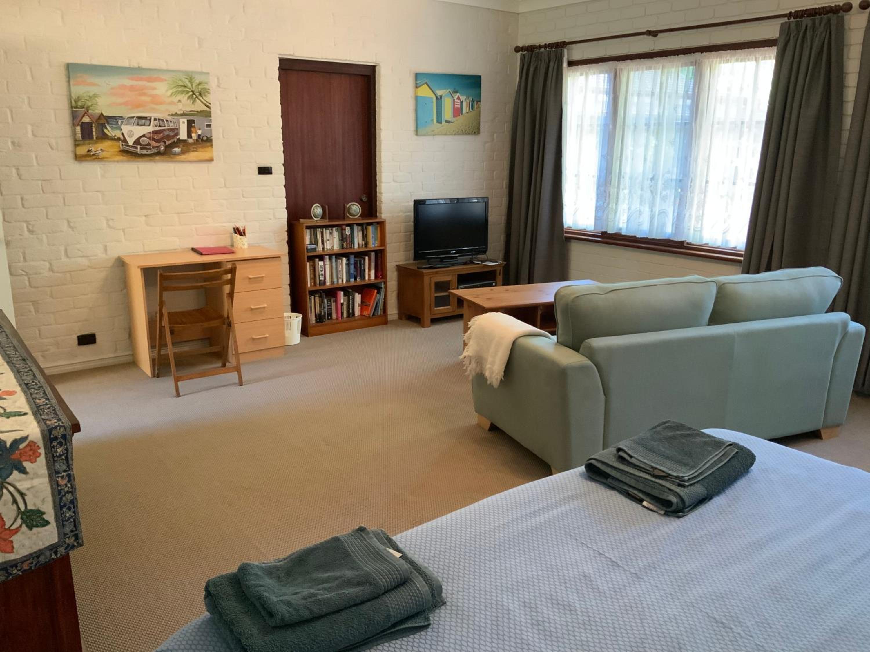 Studio Apartment - Photo 42