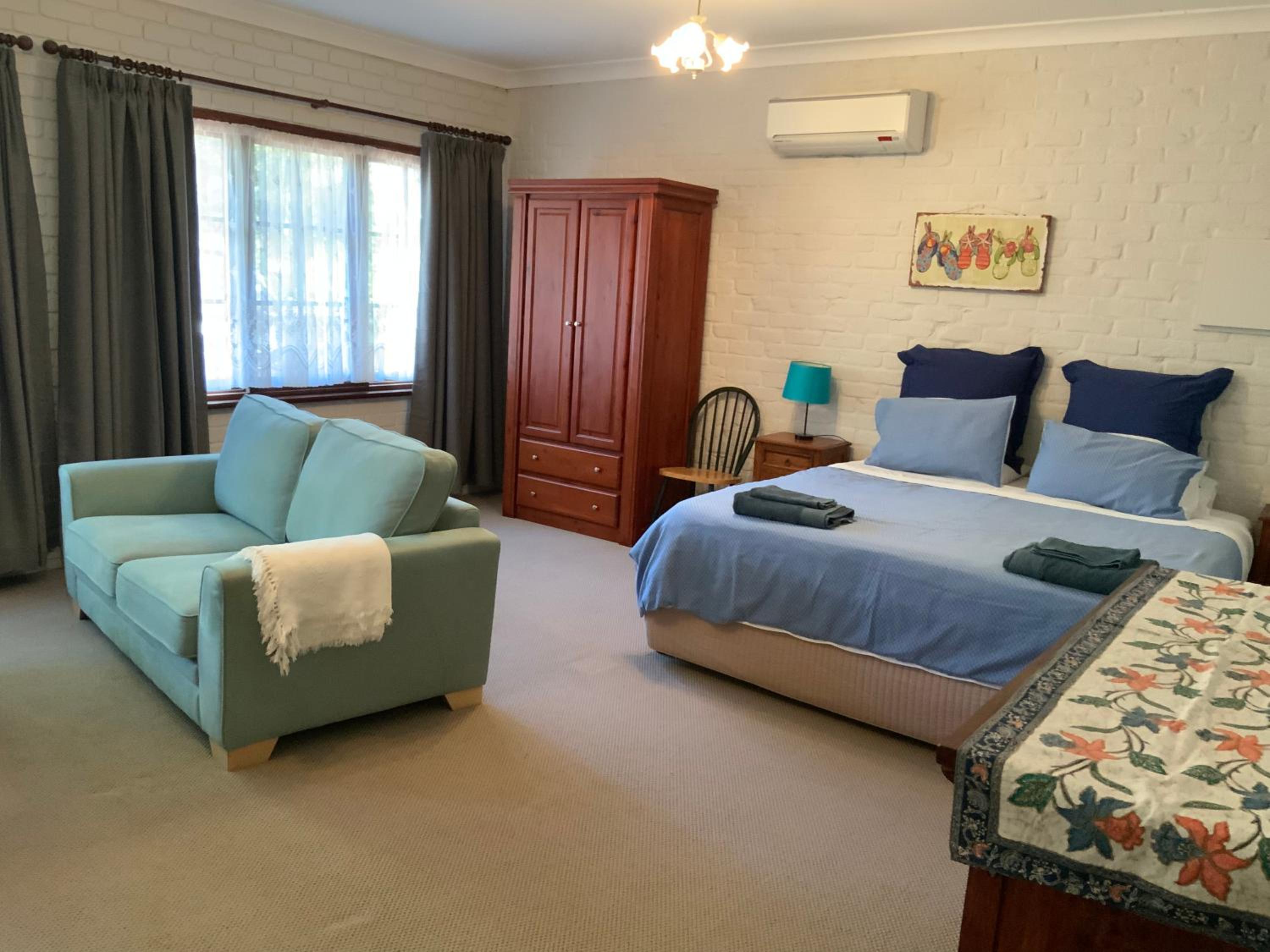 Studio Apartment - Photo 3