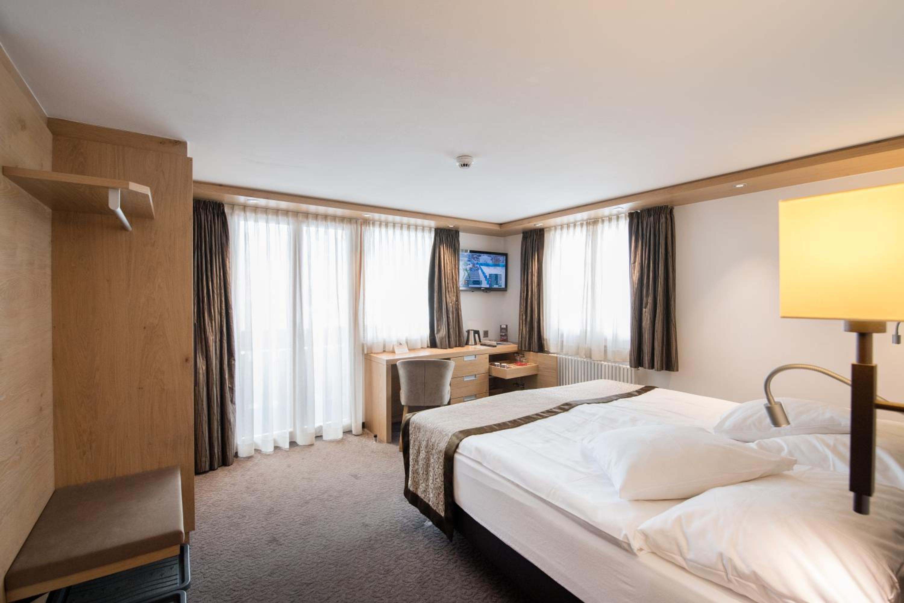 Deluxe Double Room with Matterhorn View - Photo 7