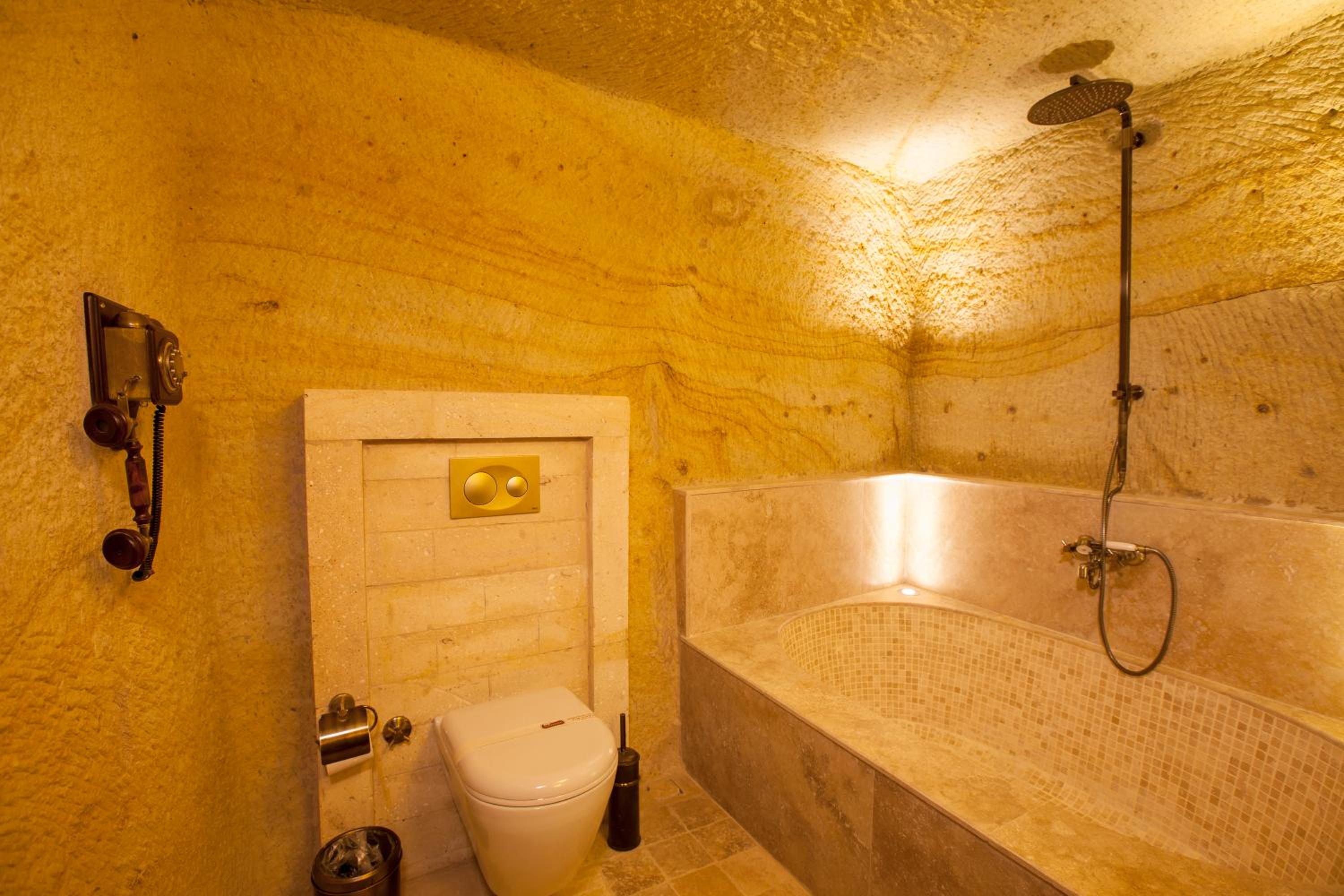Majestic Cave Suite - Photo 18