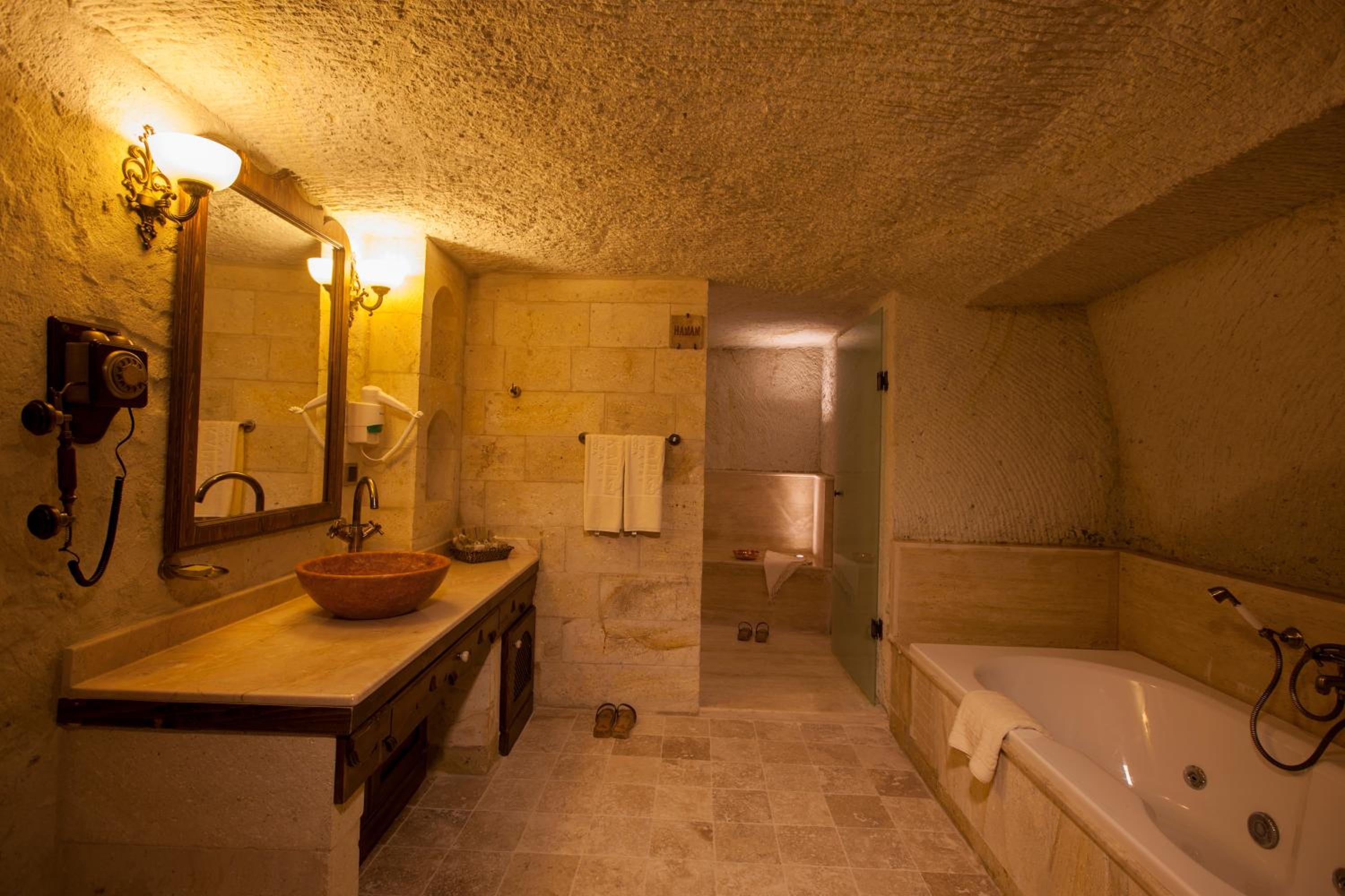 Majestic Cave Suite - Photo 16