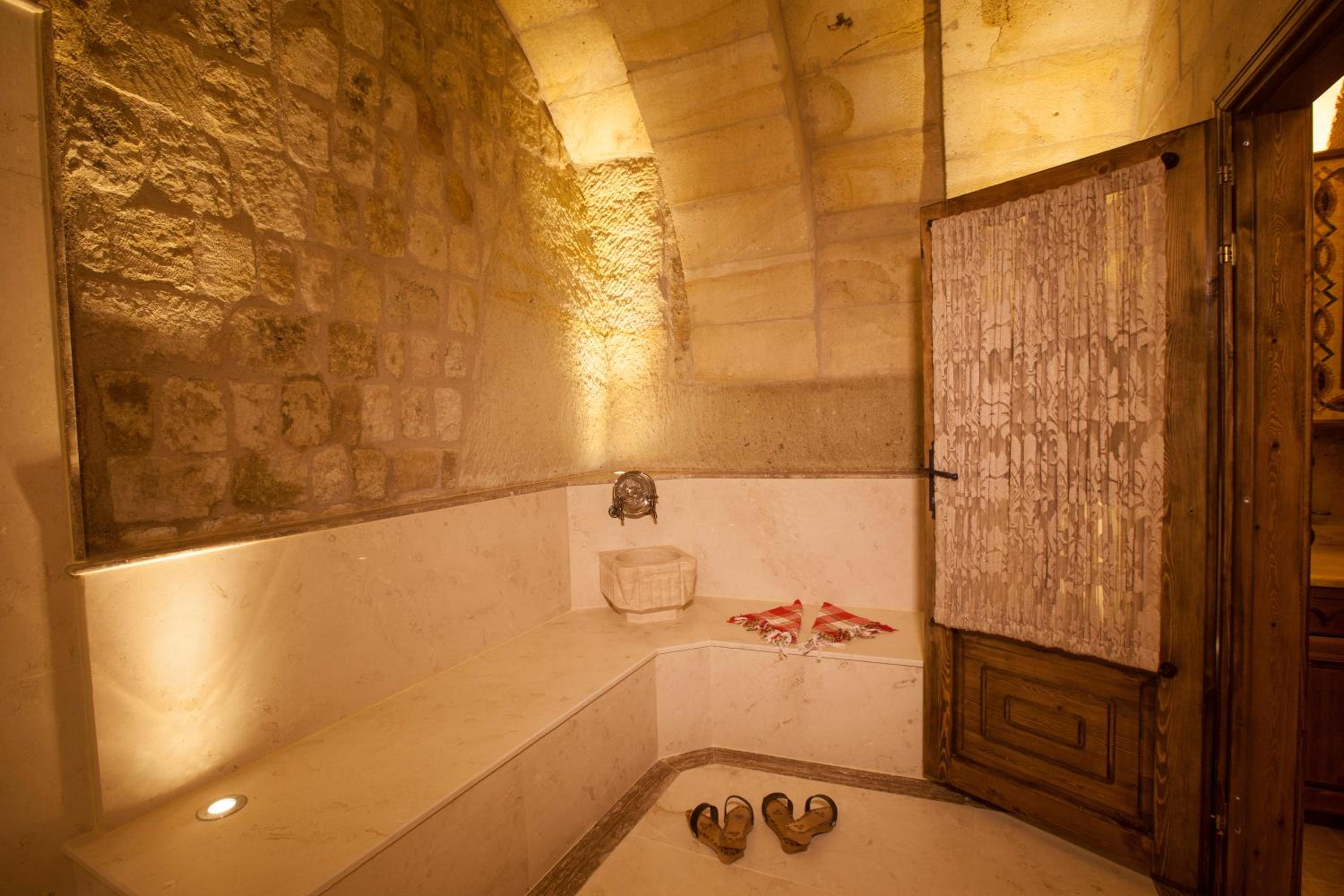 Majestic Cave Suite - Photo 11