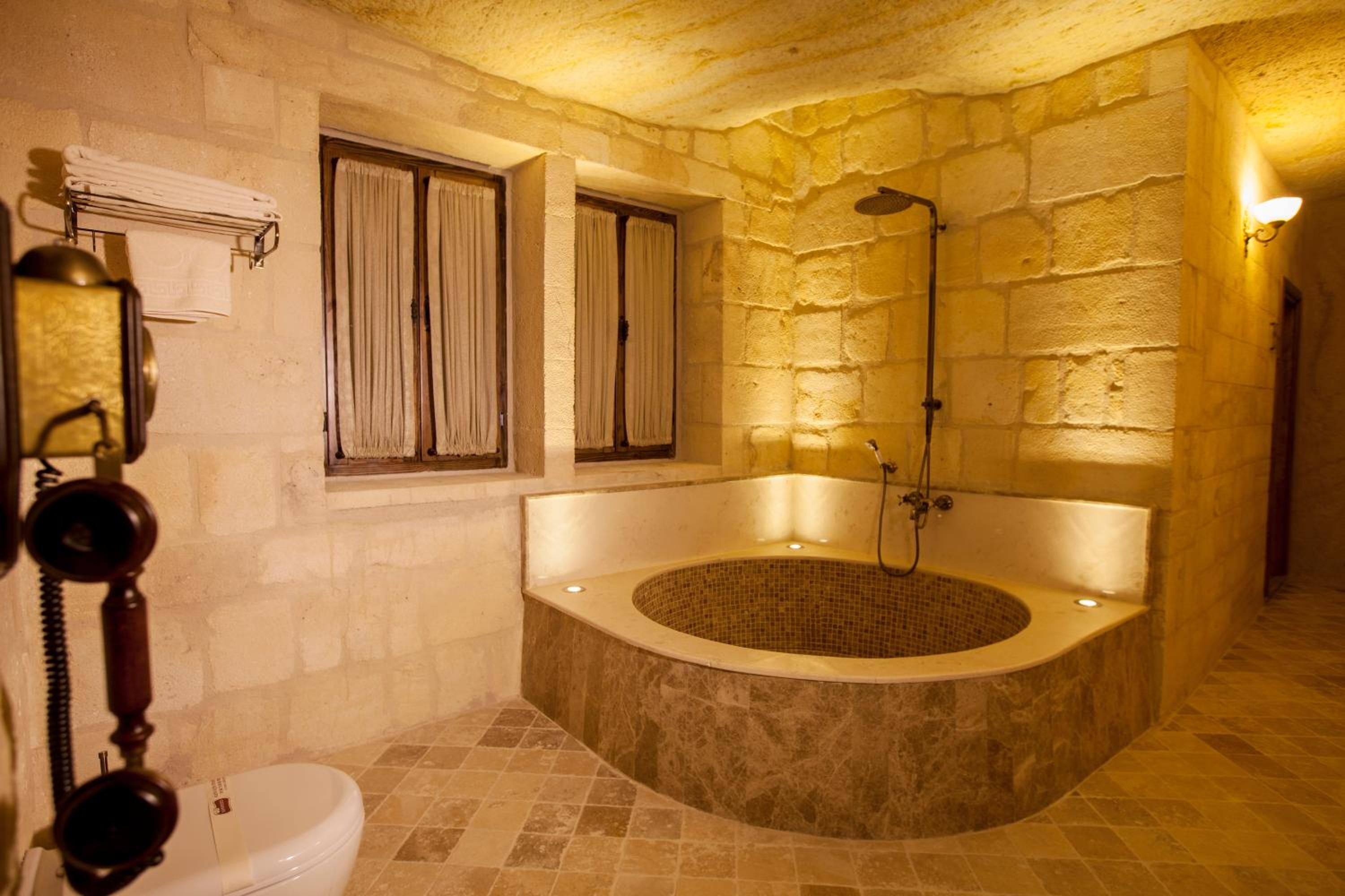 Majestic Cave Suite - Photo 10