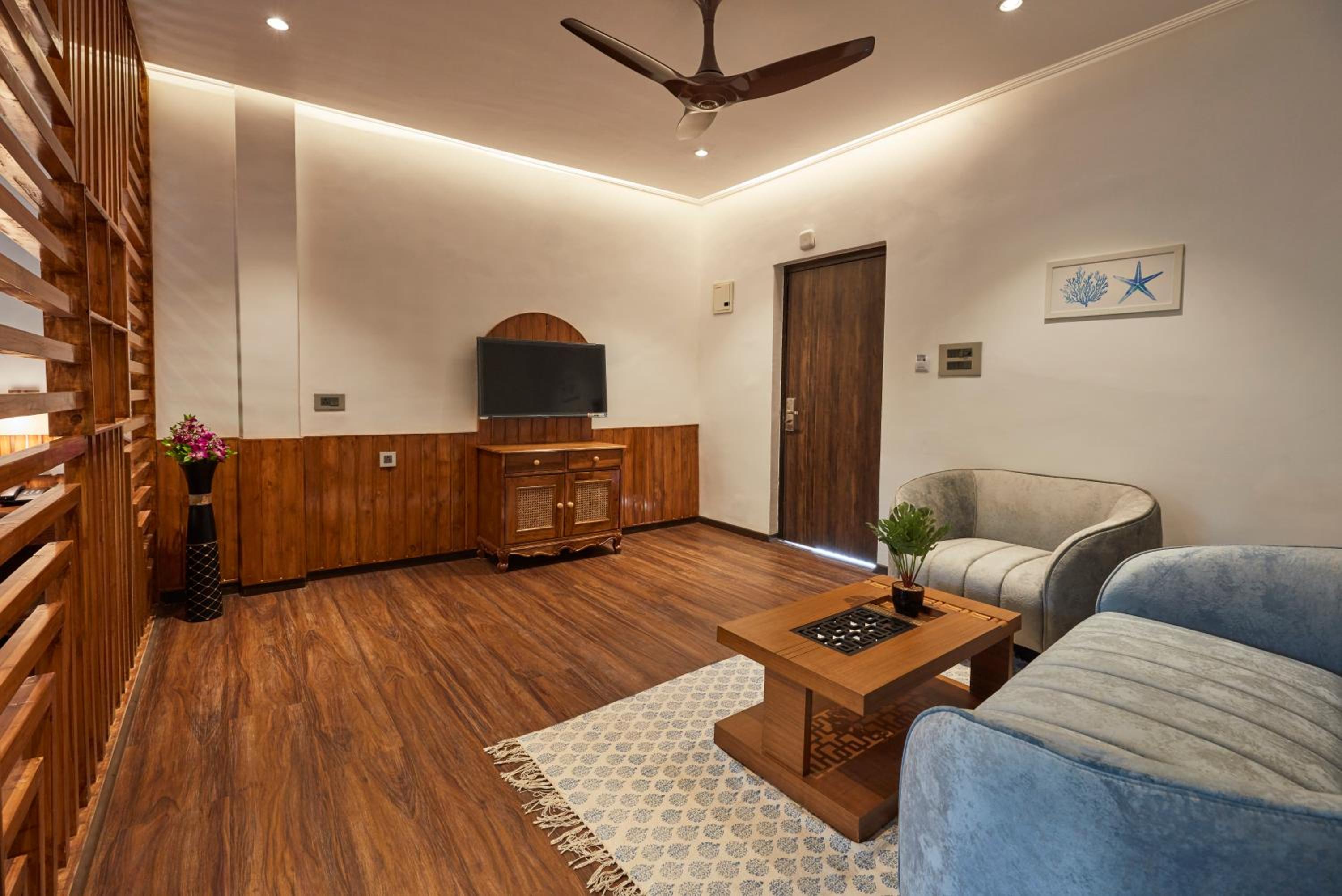 Pool Facing Suite - Photo 1