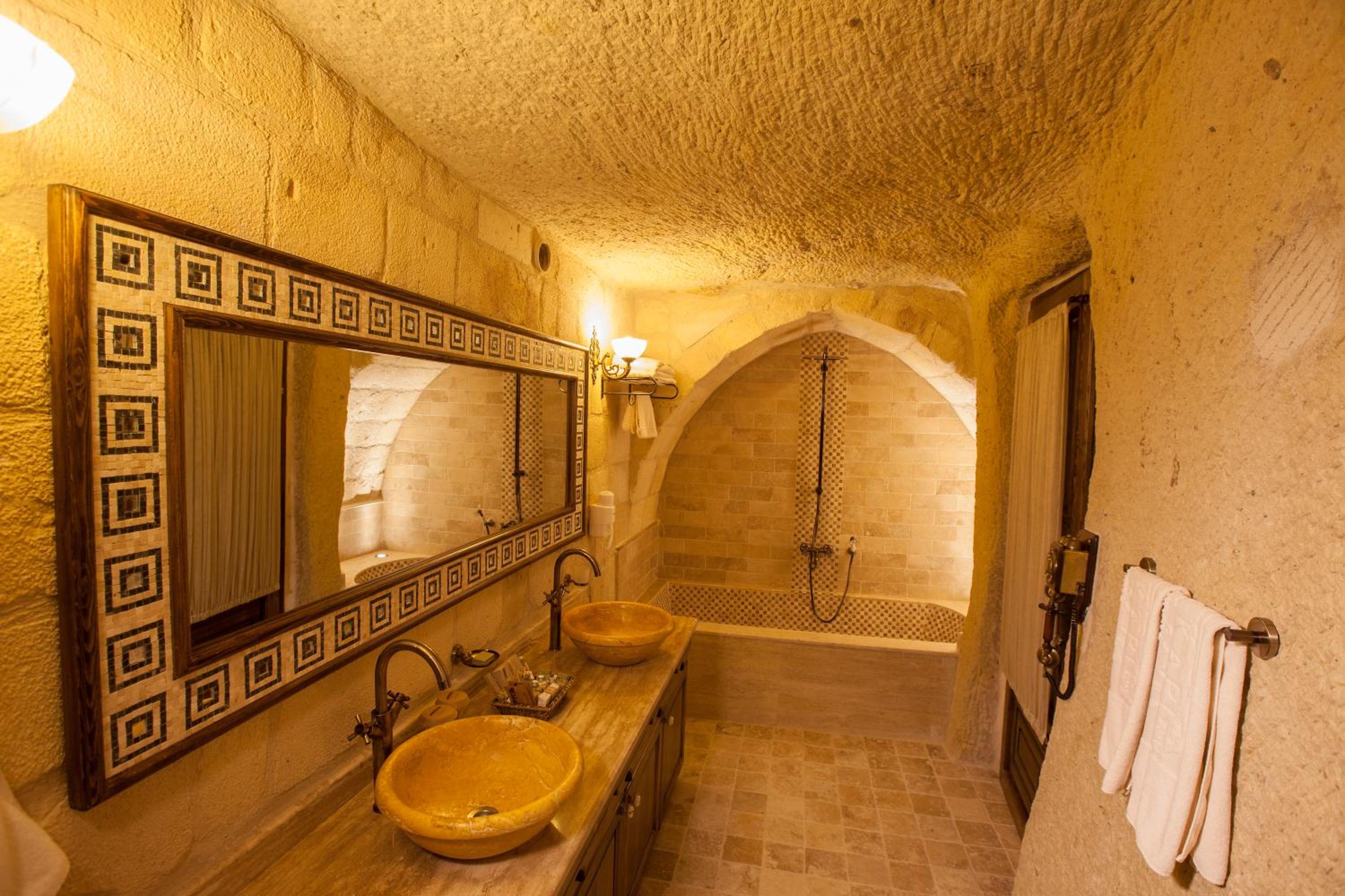 Majestic Cave Suite - Photo 9